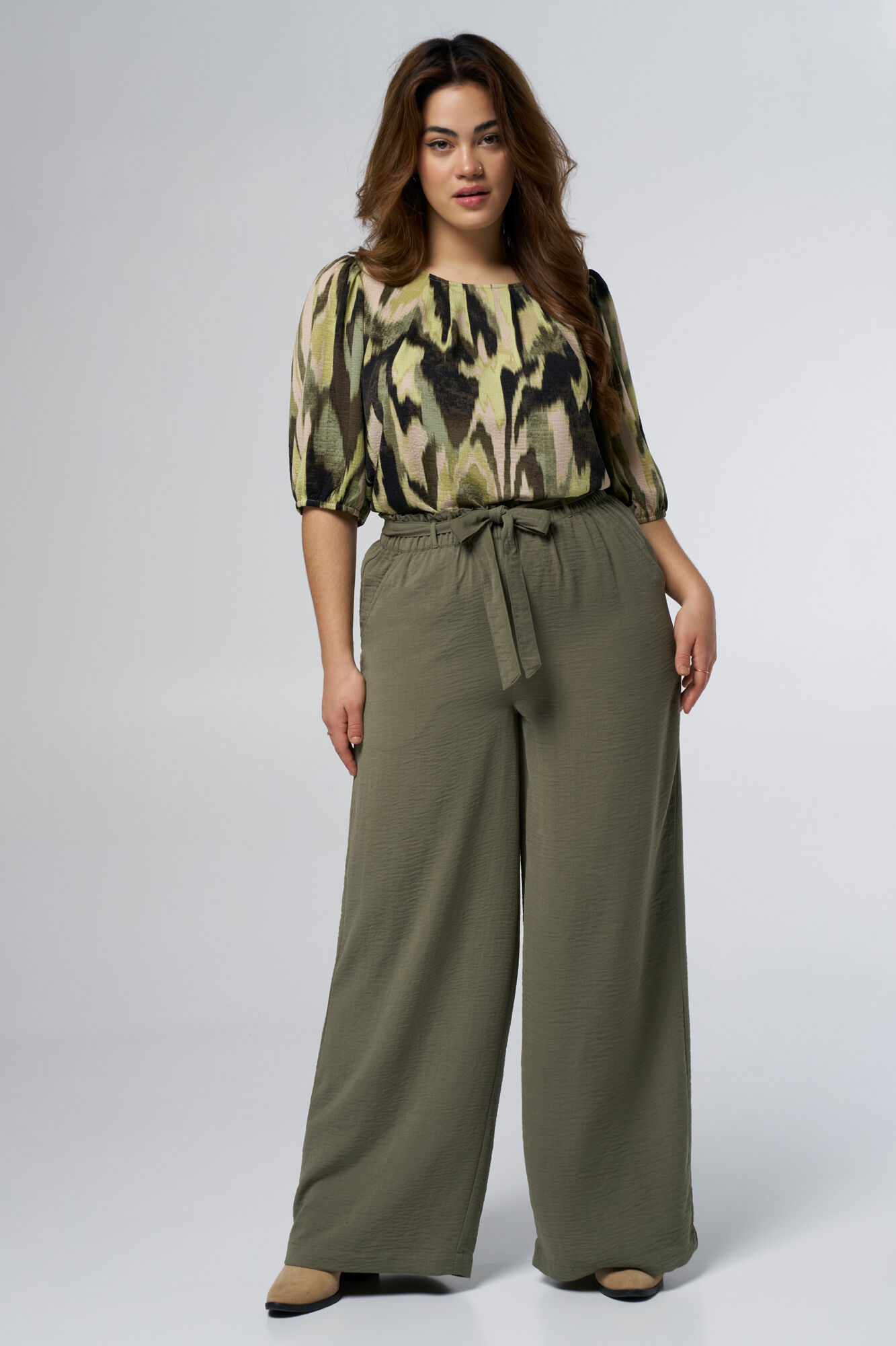 Pantal&oacute;n ancho con cintur&oacute;n image number 6