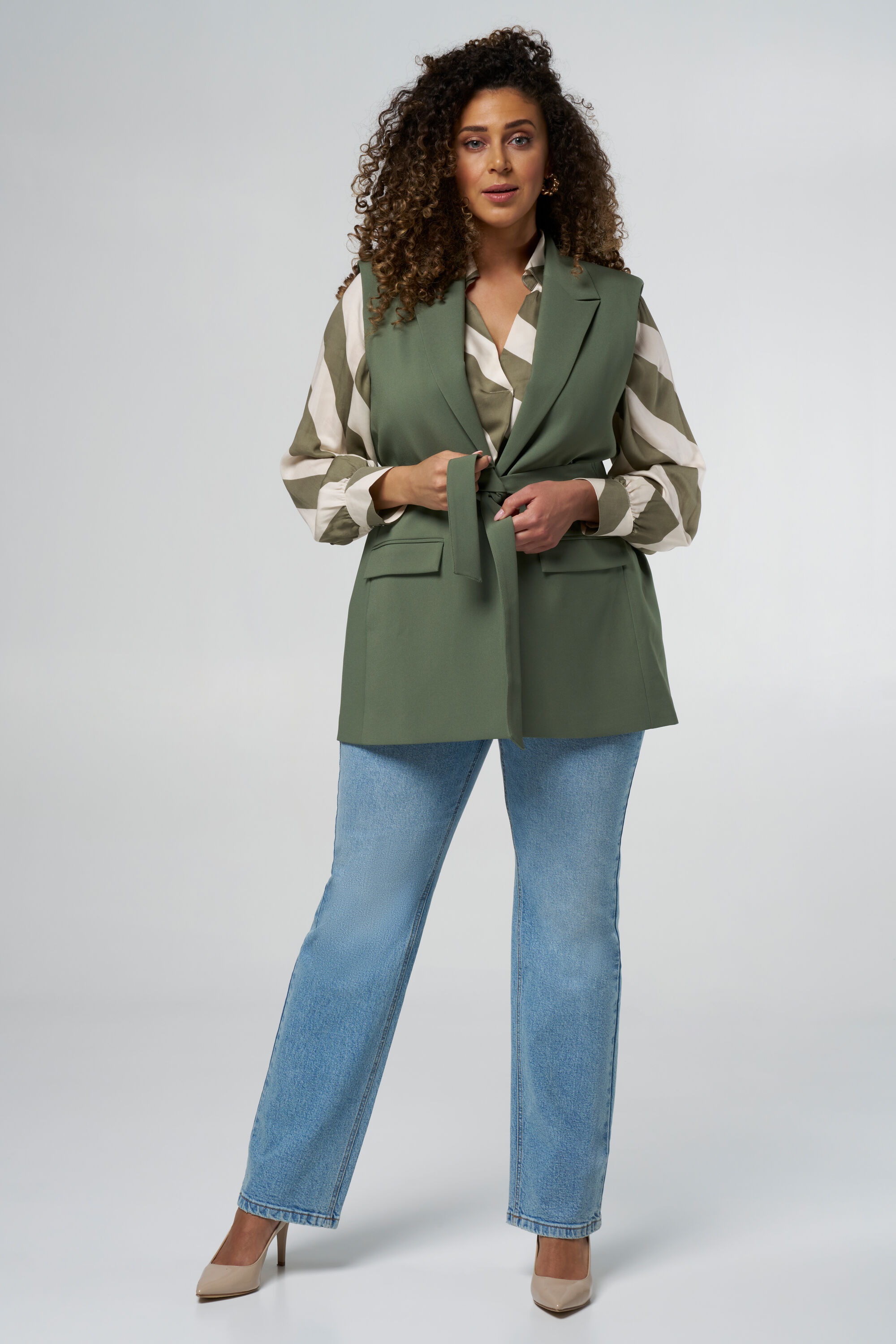 Chaleco con cinto a juego image number 5