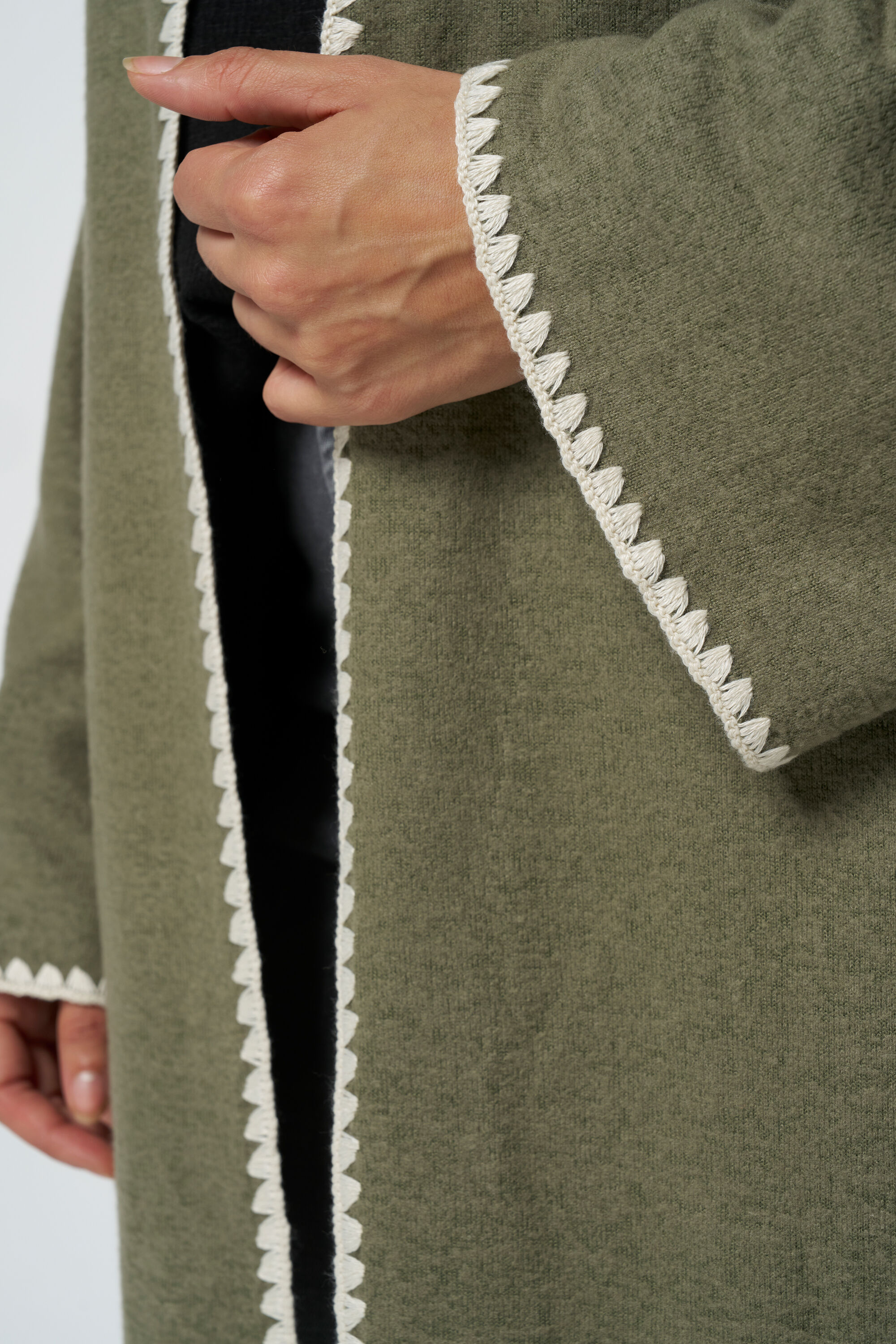 C&aacute;rdigan con raya que contrasta image number 4