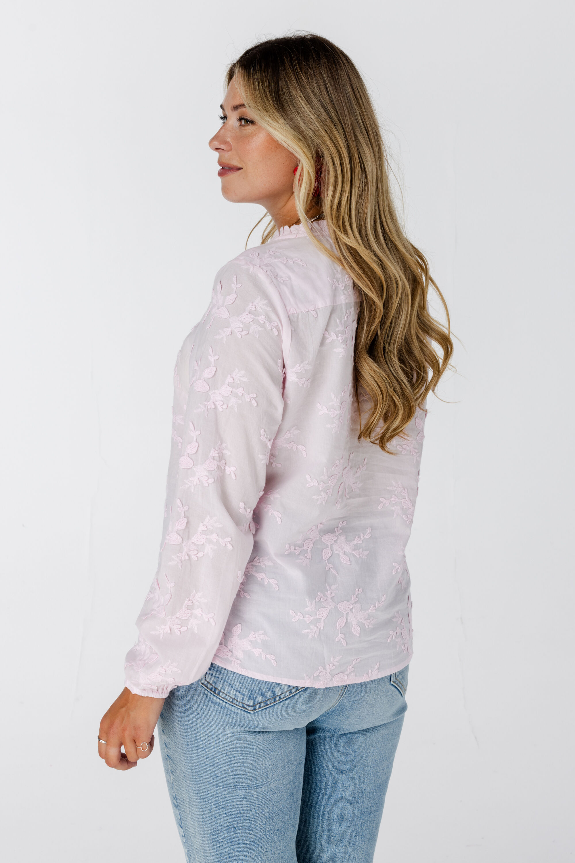 Blusa con detalles bordados image number 3