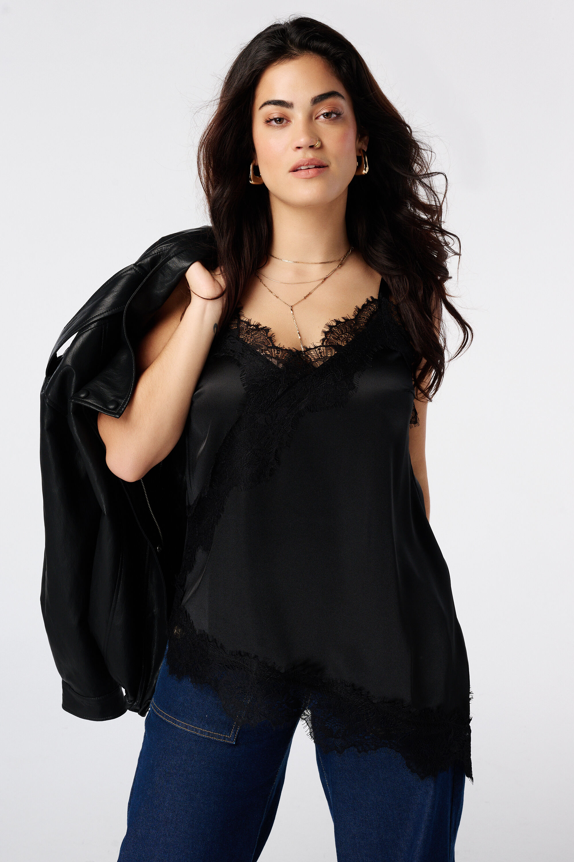 Blusa asim&eacute;trica con encaje