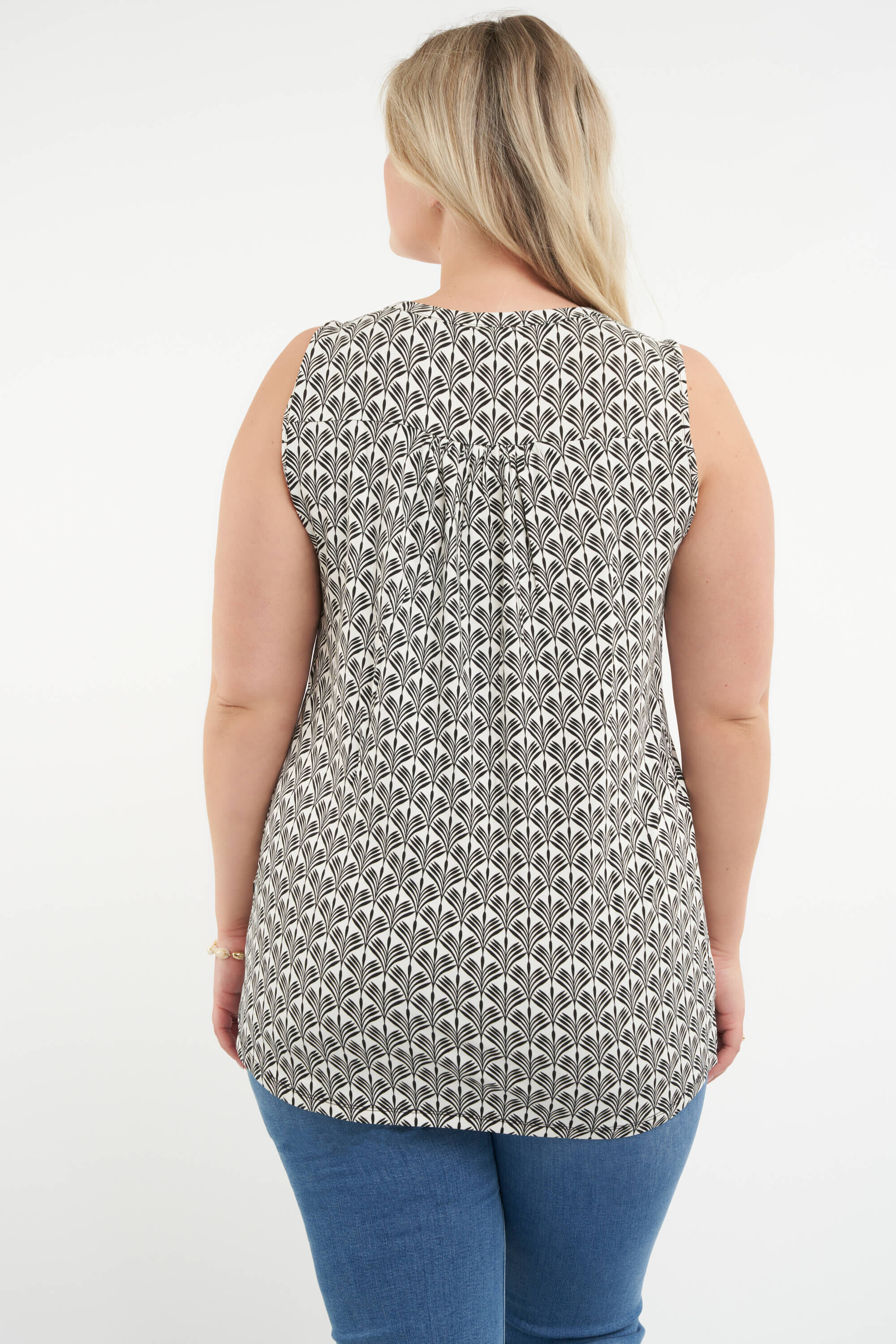 Top sin mangas con estampado image number 3