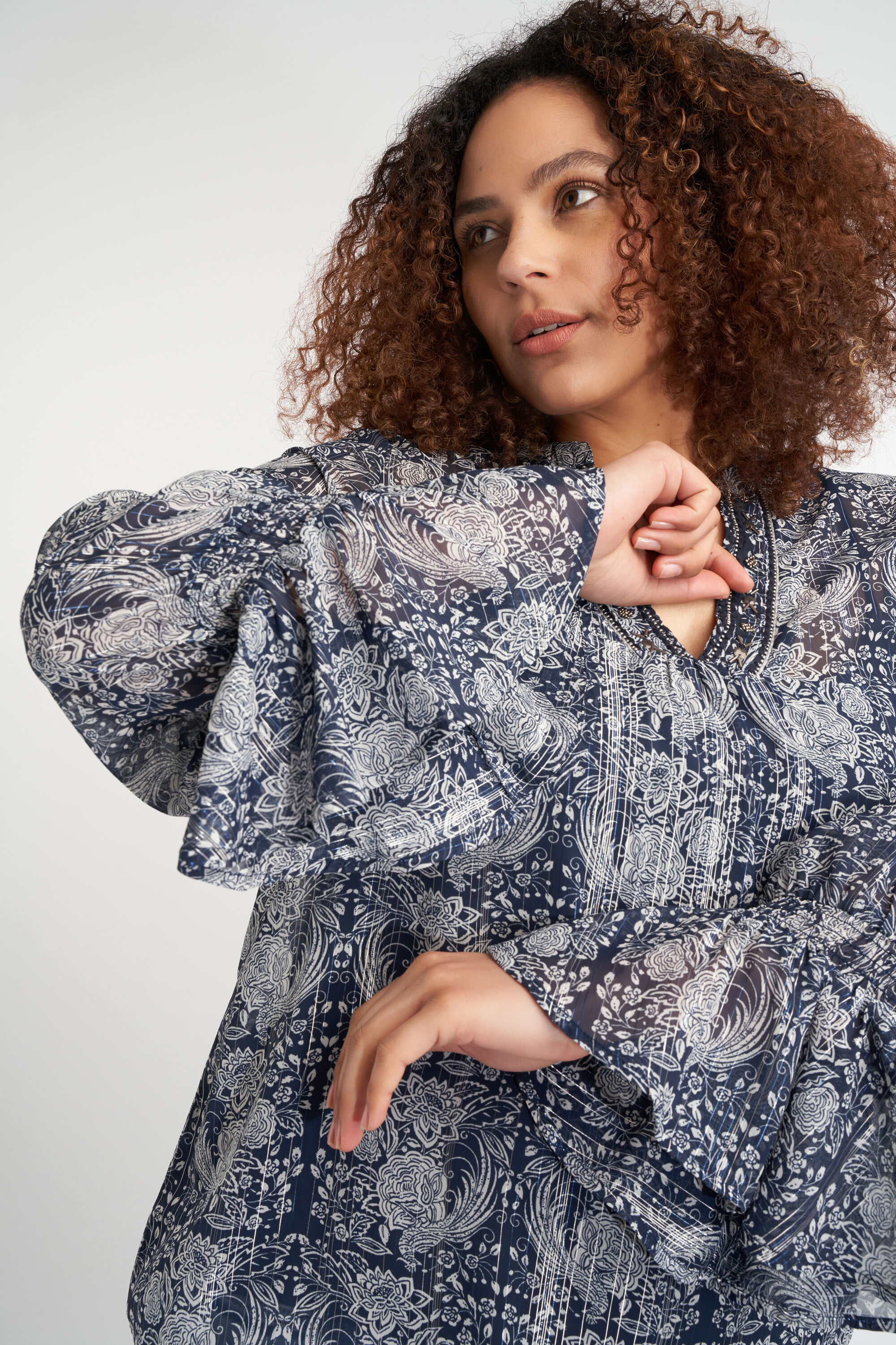 Blusa con mangas con volantes image number 4