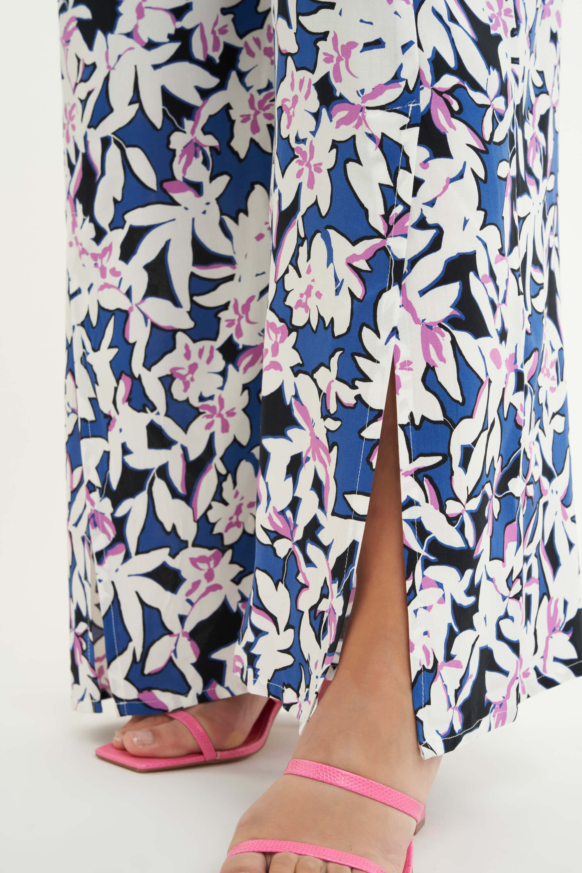 Pantalones anchos con una apertura image number 6