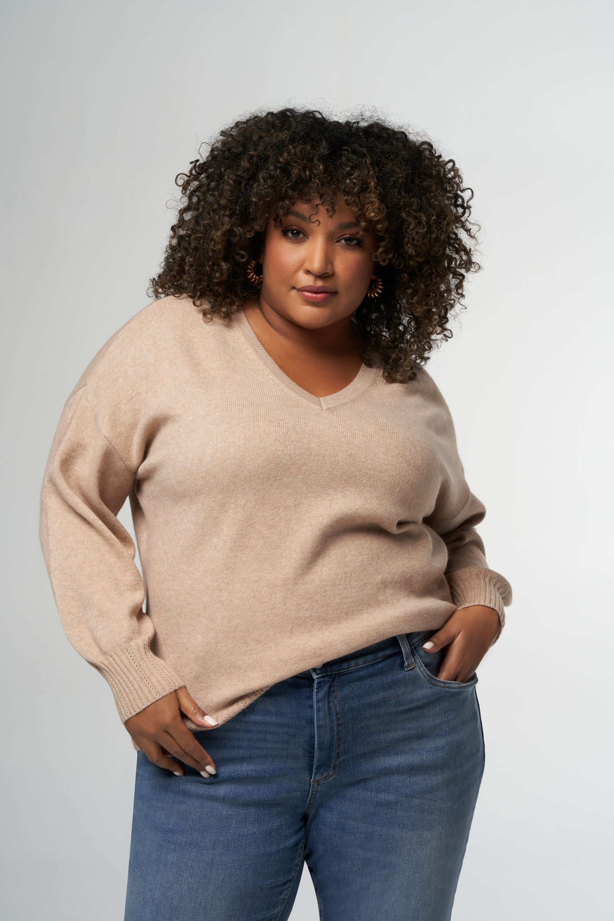 Su&eacute;ter de punto fino con cuello en V image number 0