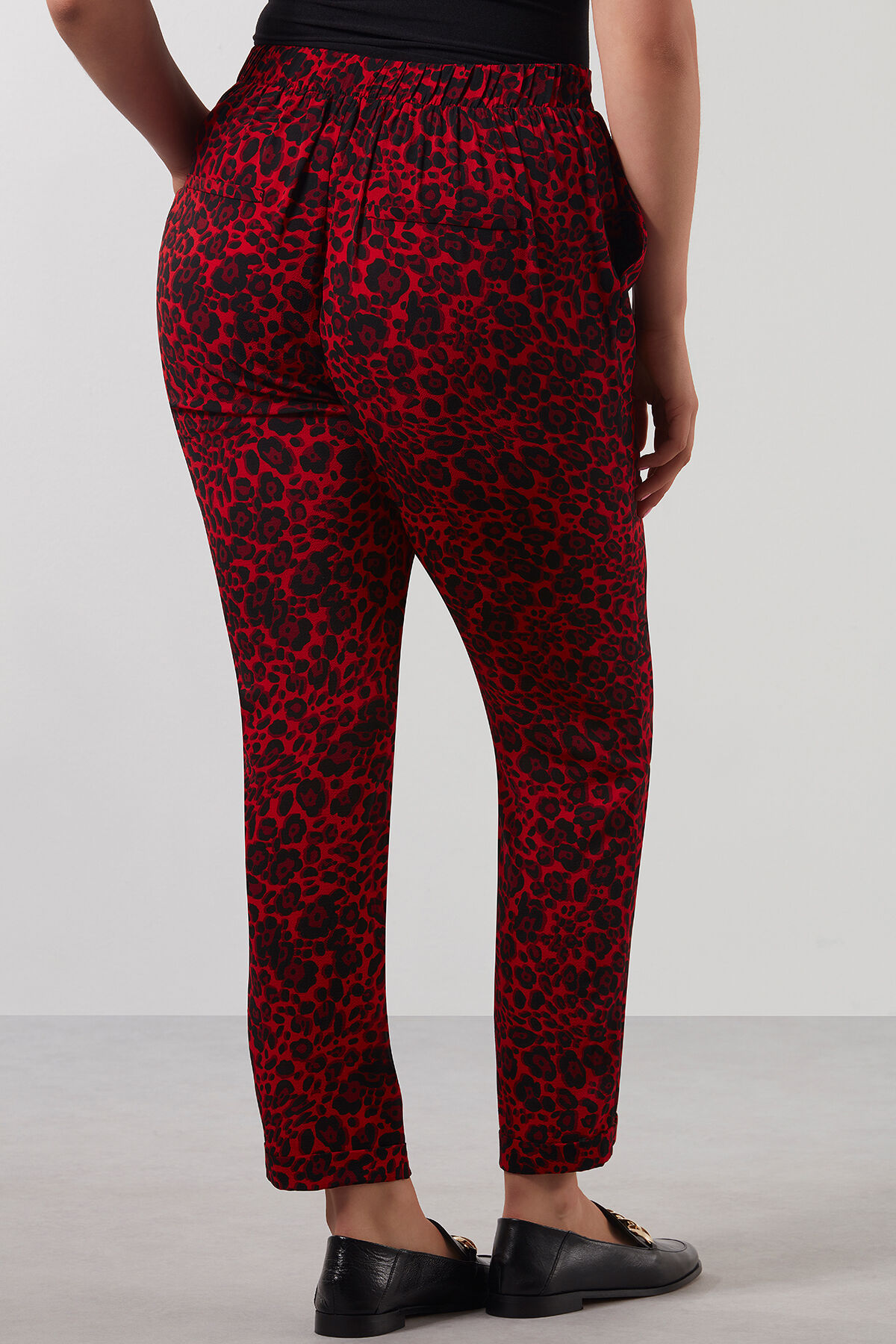 Pantalones con estampado de leopardo image number 3