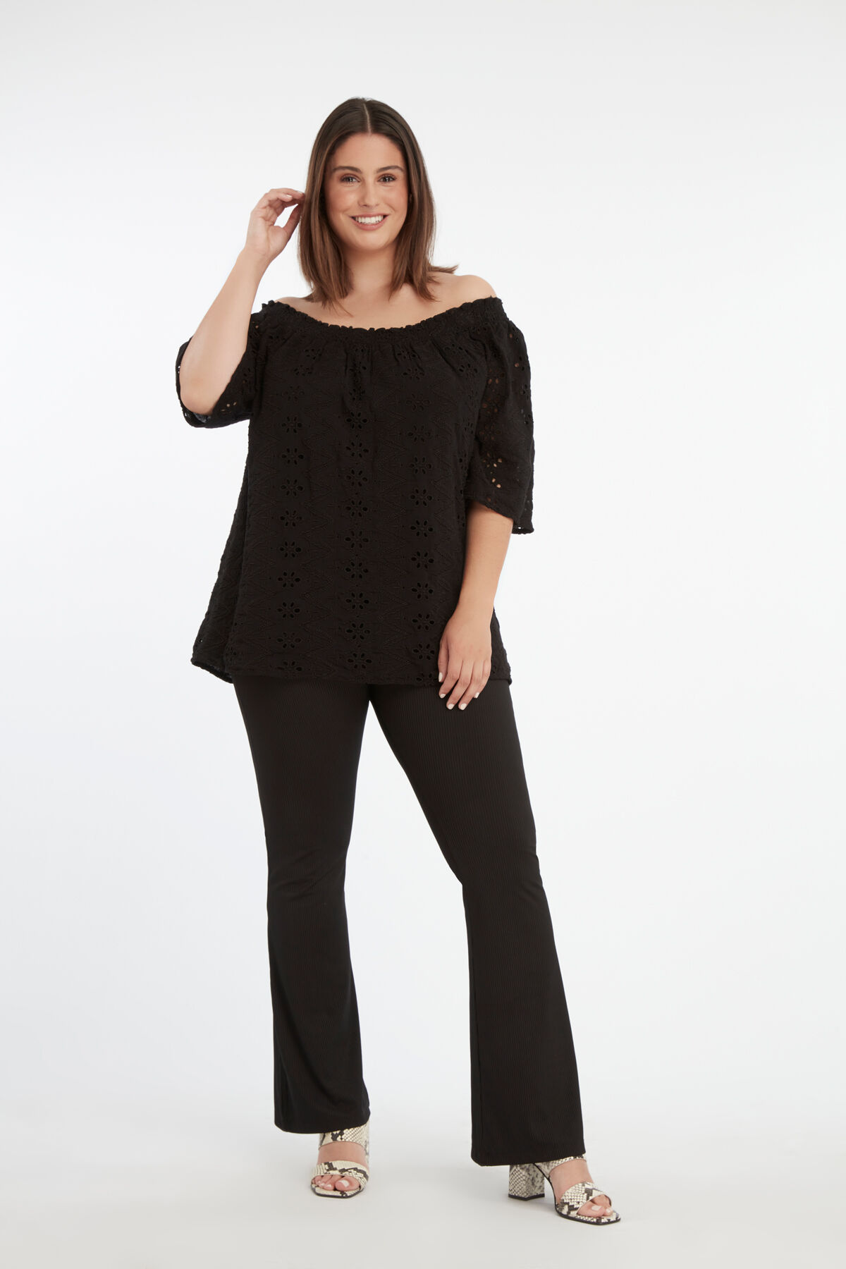 Top calado con hombros descubiertos image number 5