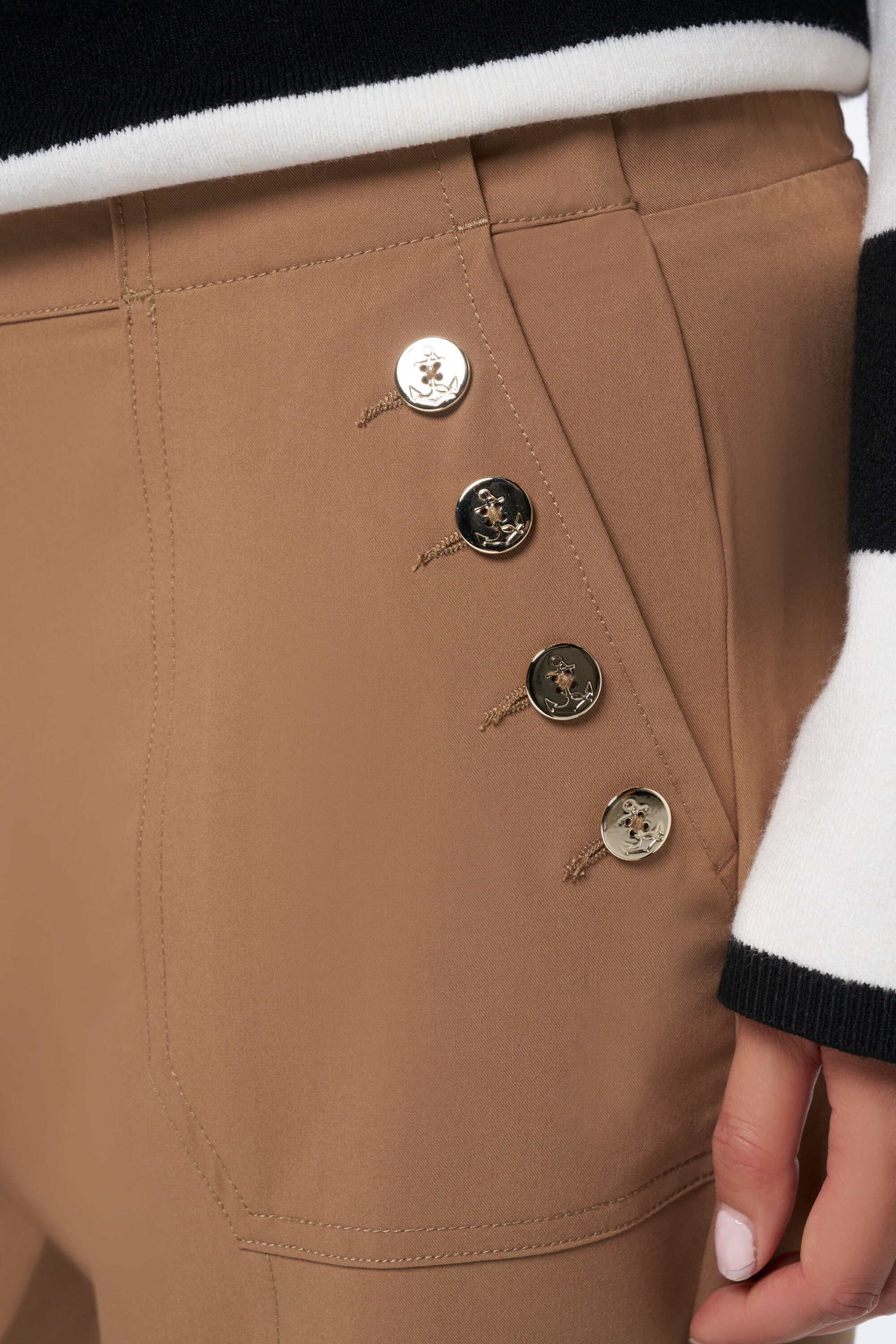 Pantalones de pernera ancha con botones decorativos image number 4