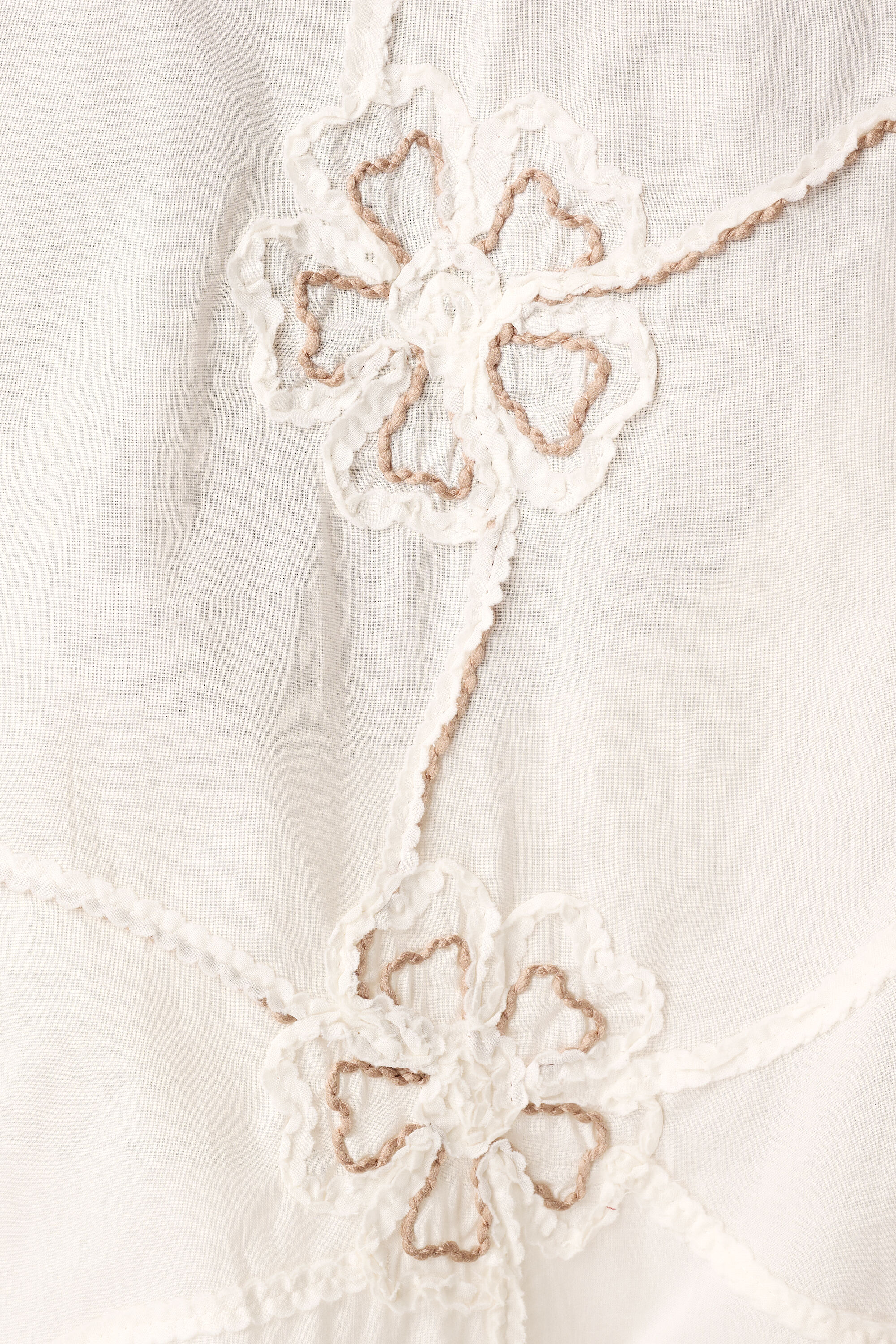 Blusa con flores bordadas image number 6