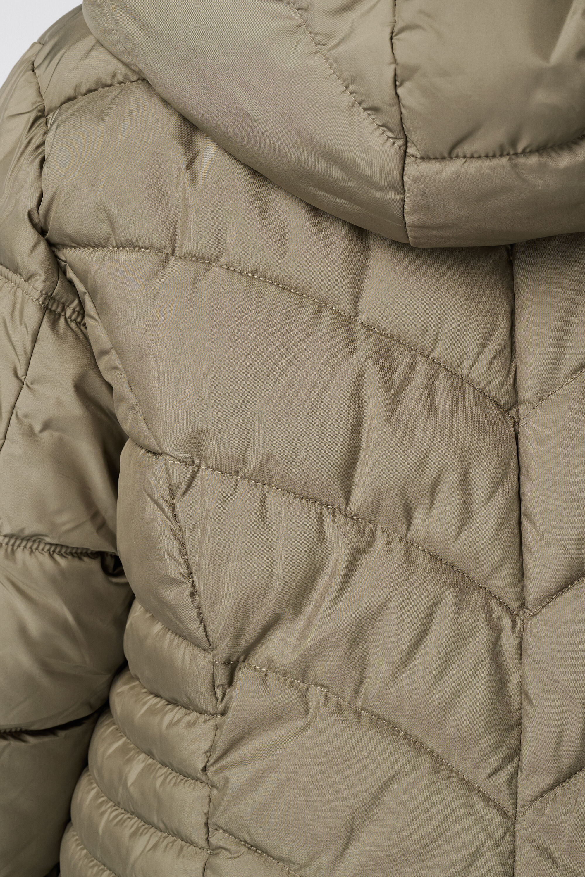 Chaqueta acolchada con capucha image number 6
