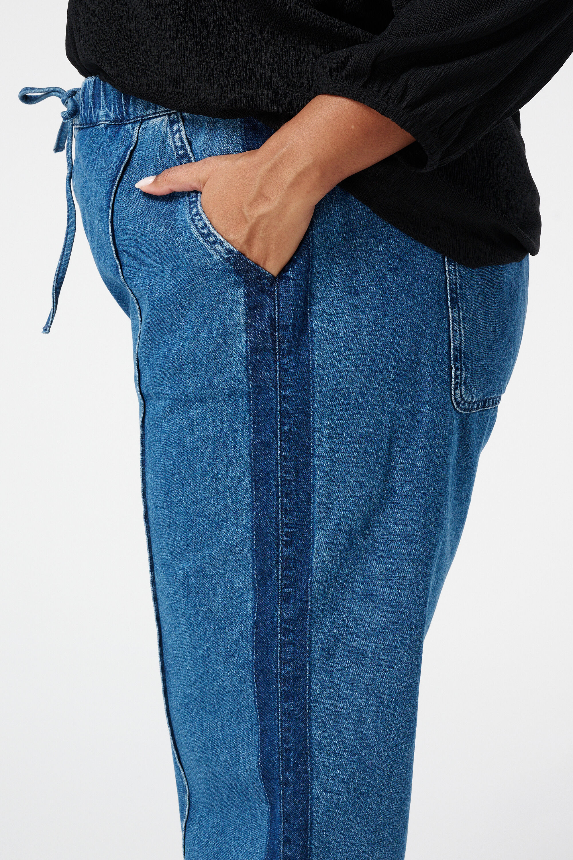 Pantalones denim con un cord&oacute;n image number 4