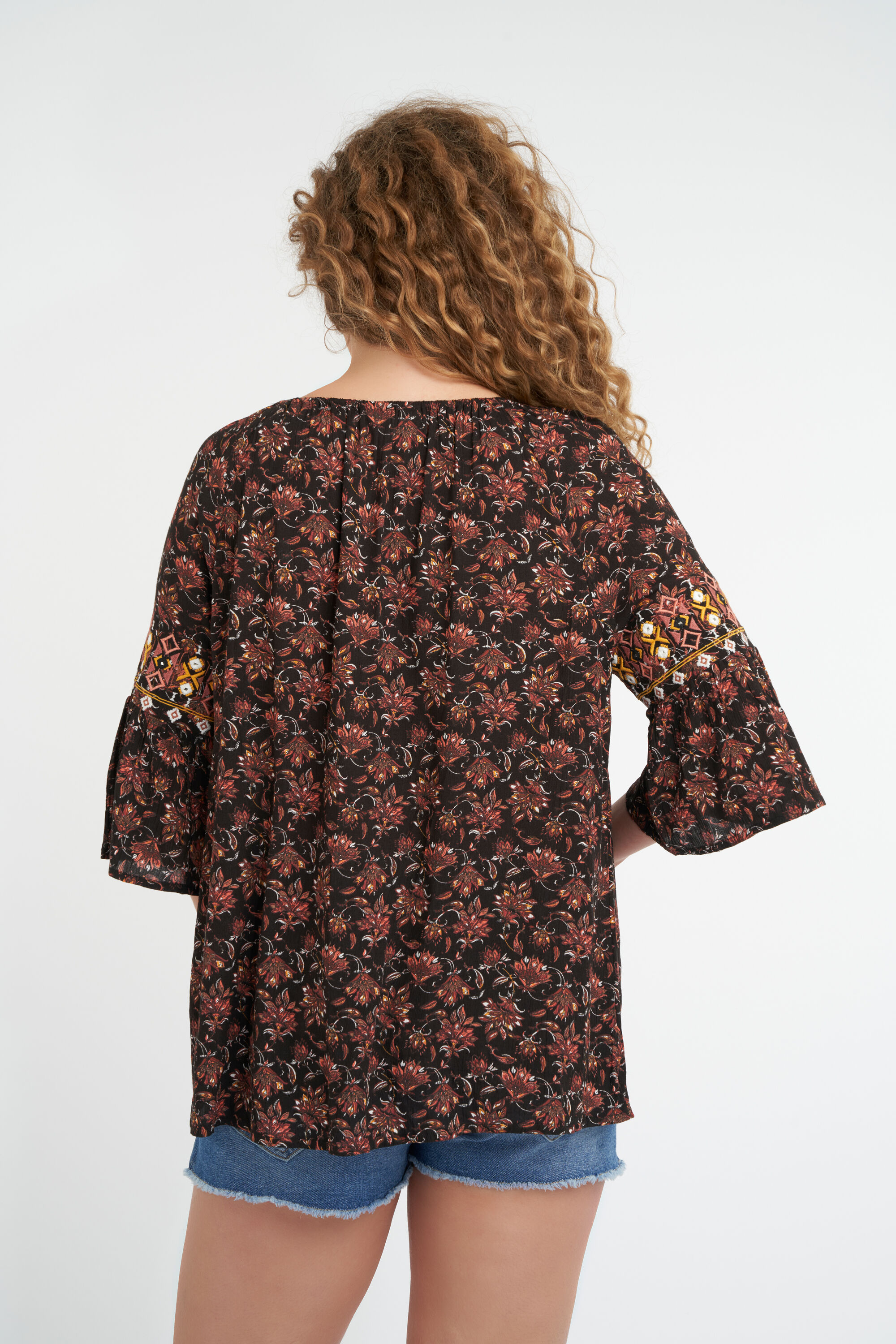 Blusa con un bonito estampado. image number 3