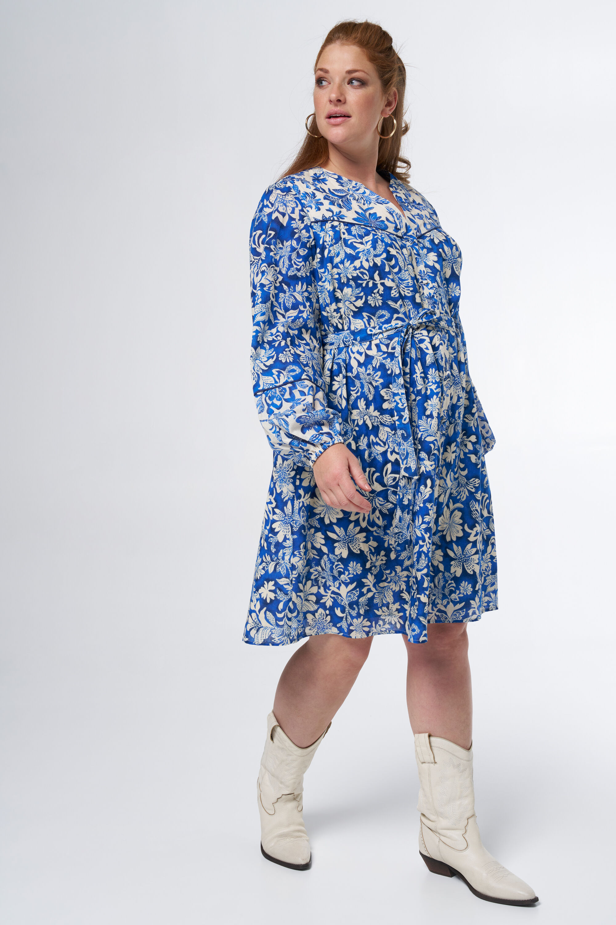 Vestido con estampado y cinto  image number 5