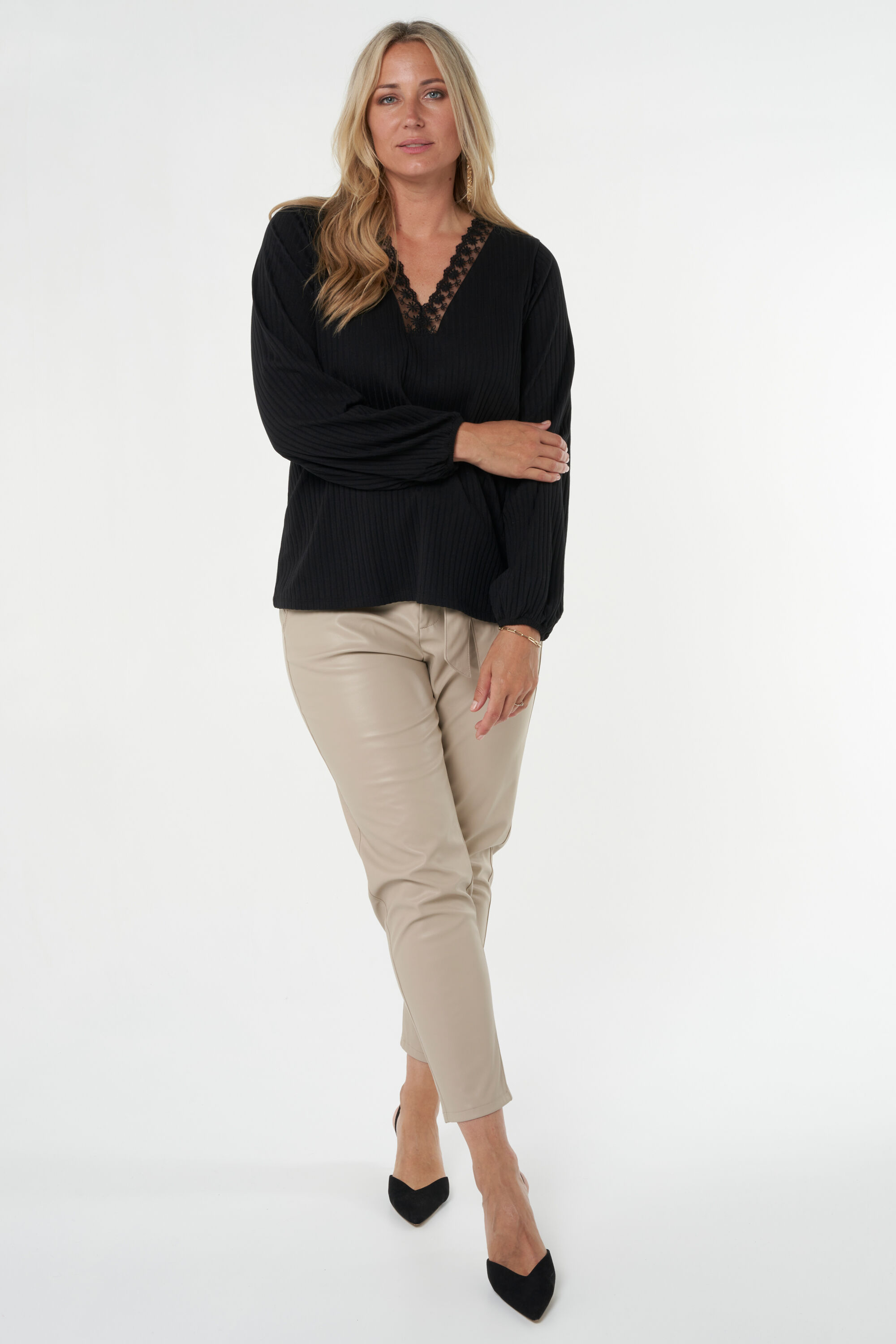 Top con detalles de encaje image number 6