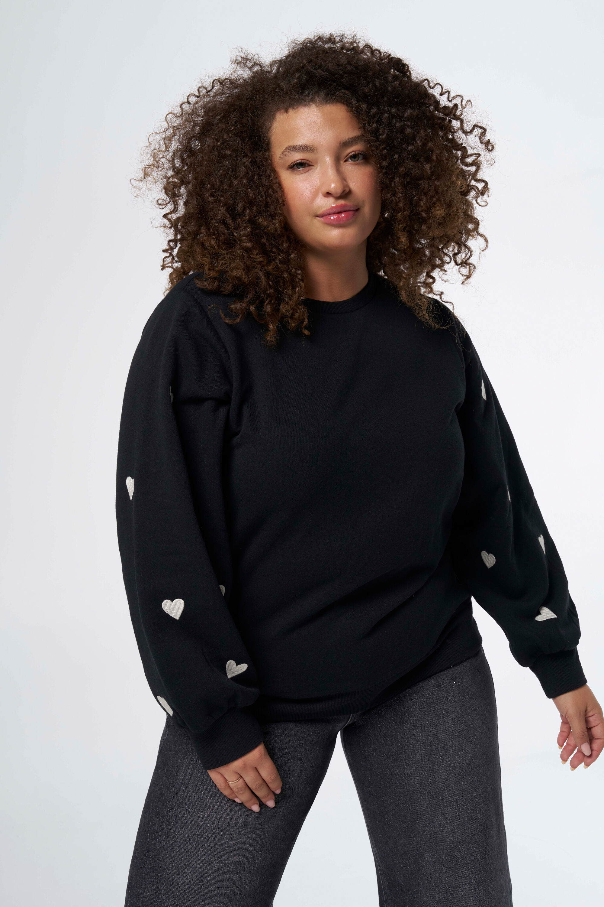 Su&eacute;ter con patr&oacute;n de corazones image number 0