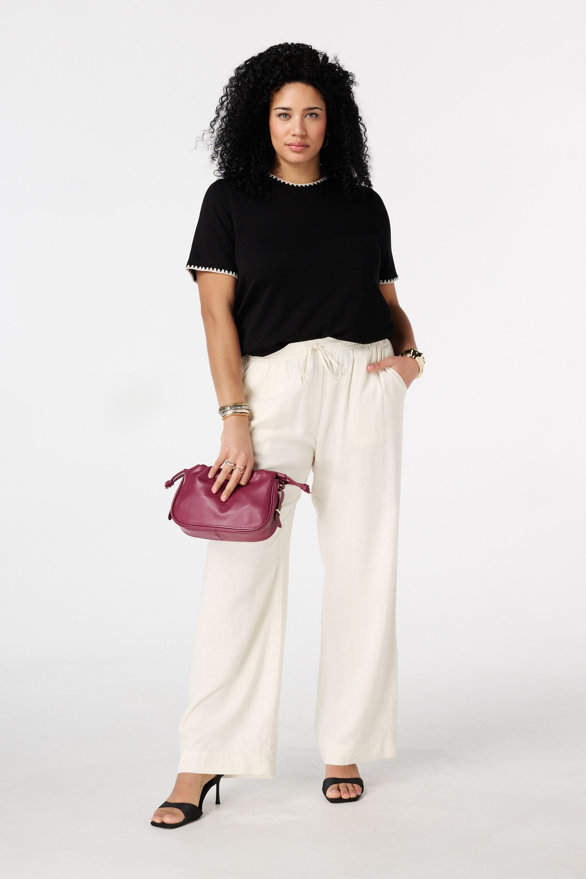 Camiseta con acabados decorativos image number 5