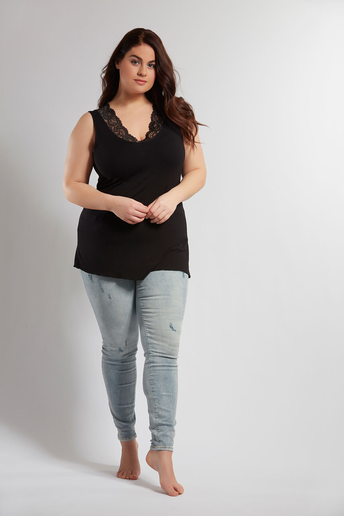 Top de encaje sin mangas image number 3