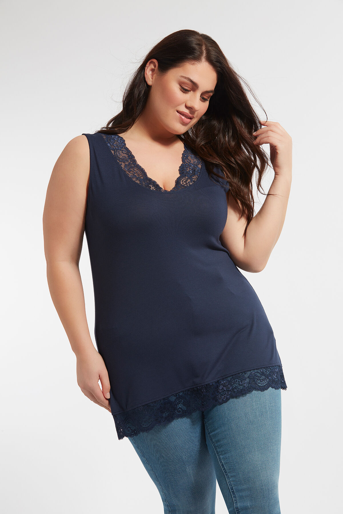 Top de encaje sin mangas image number 3