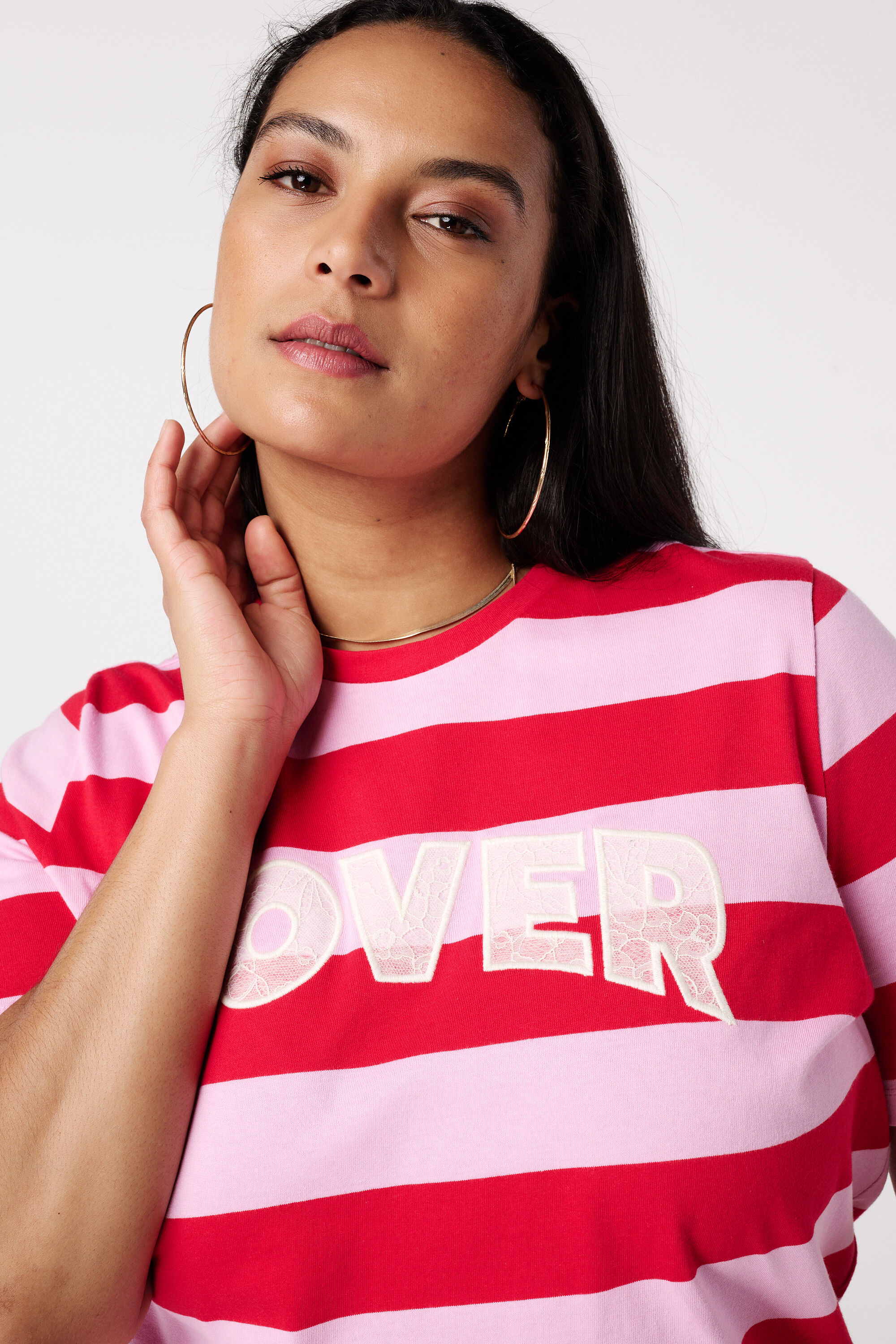 Camiseta de rayas con texto de encaje image number 4