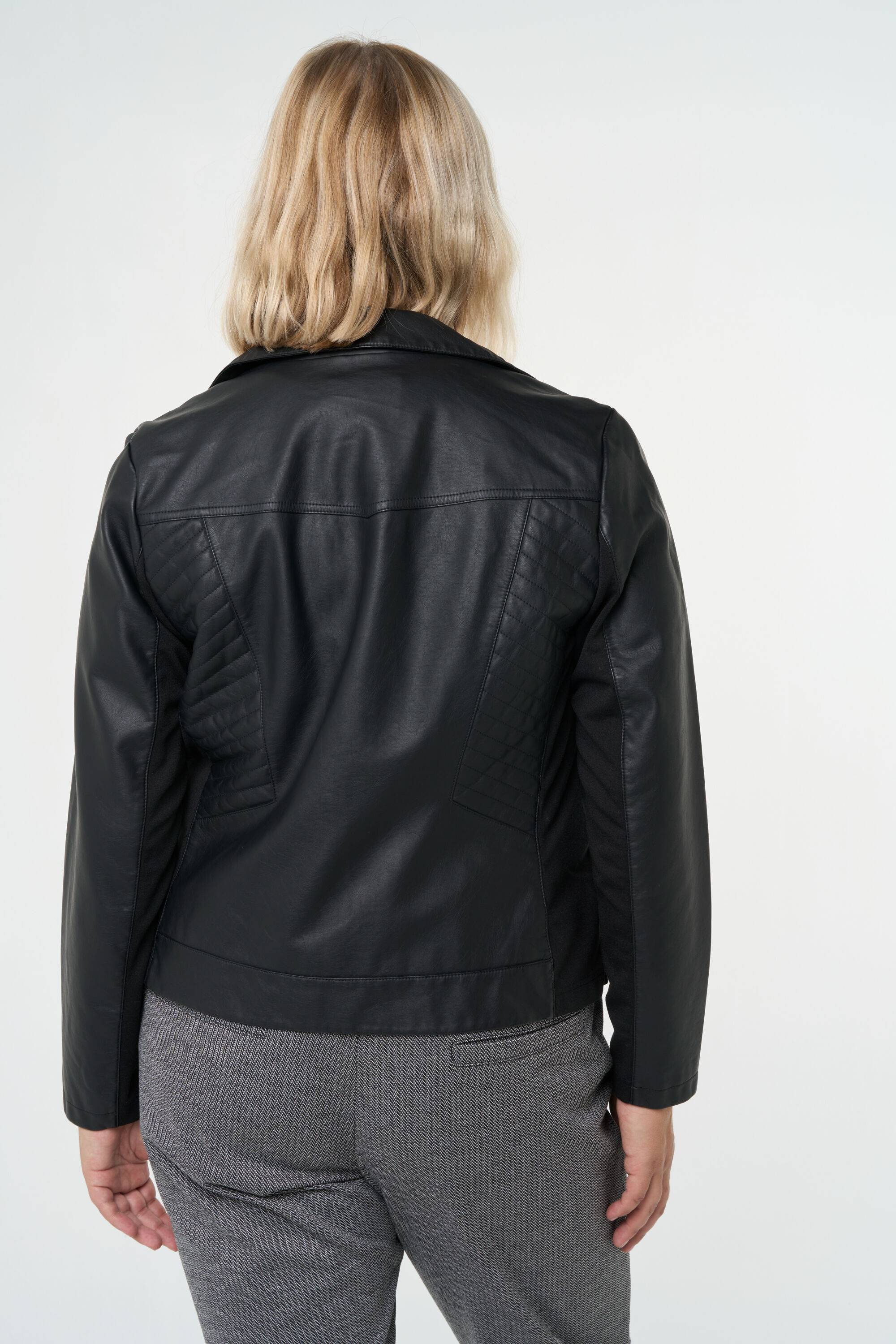 Cazadora con aspecto de cuero y detalles plateados. image number 3