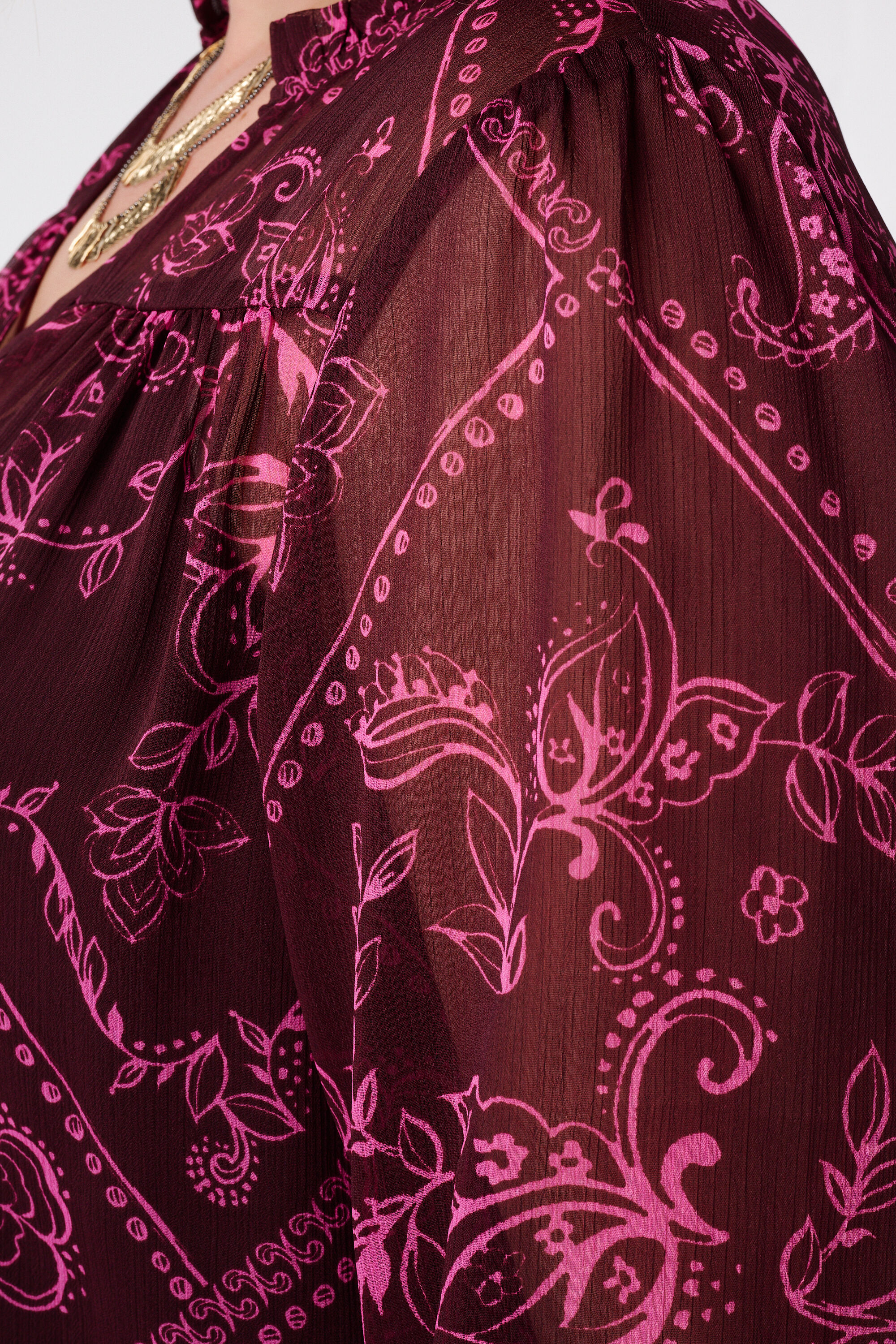 Blusa transparente con estampado image number 6