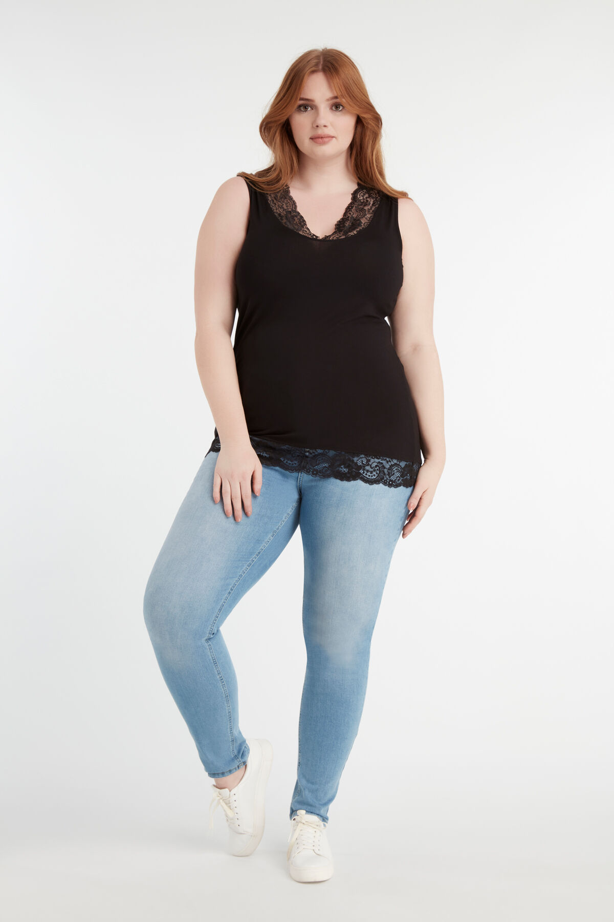 Top sin mangas con encaje image number 4