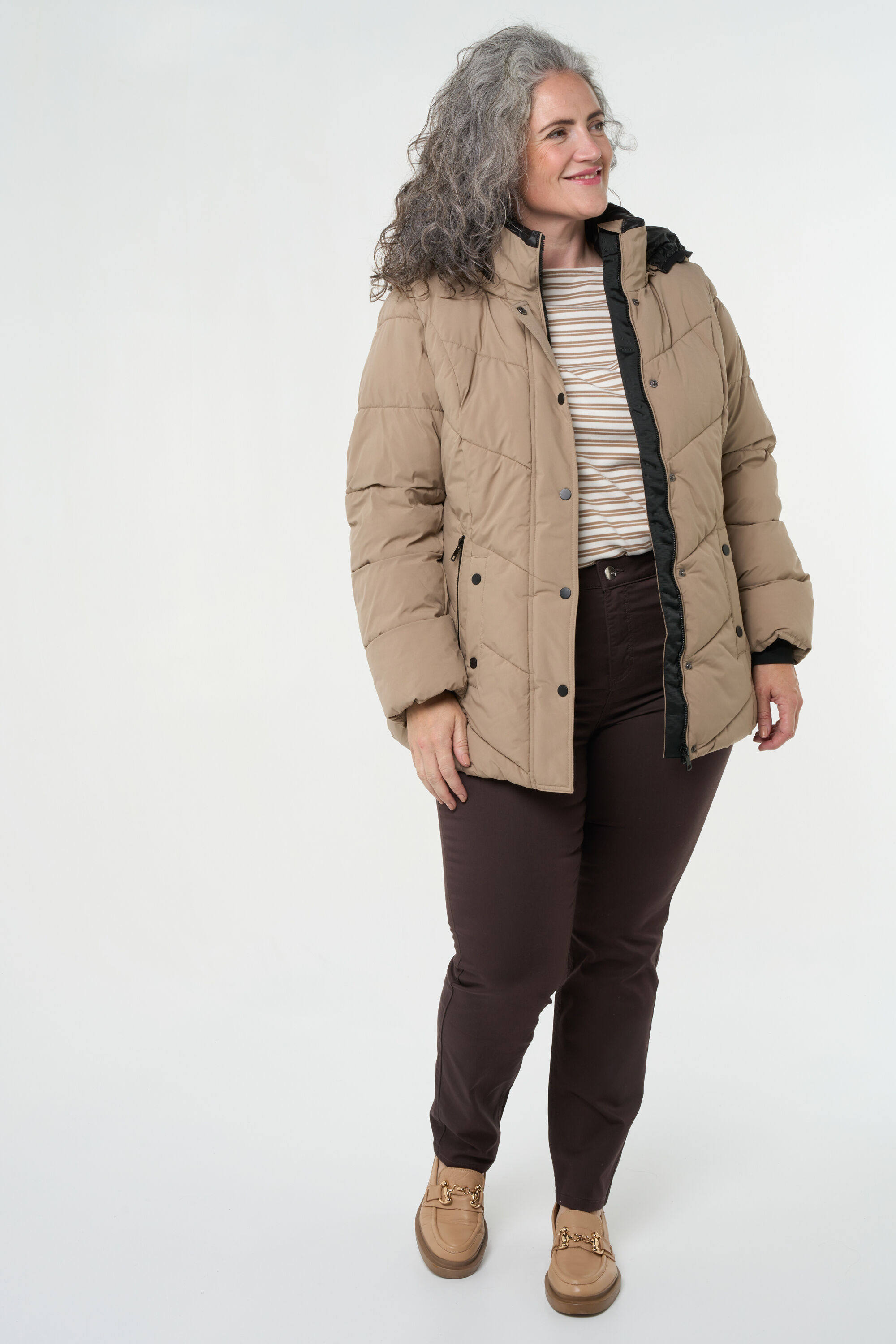 Chaqueta acolchada con capucha  image number 7