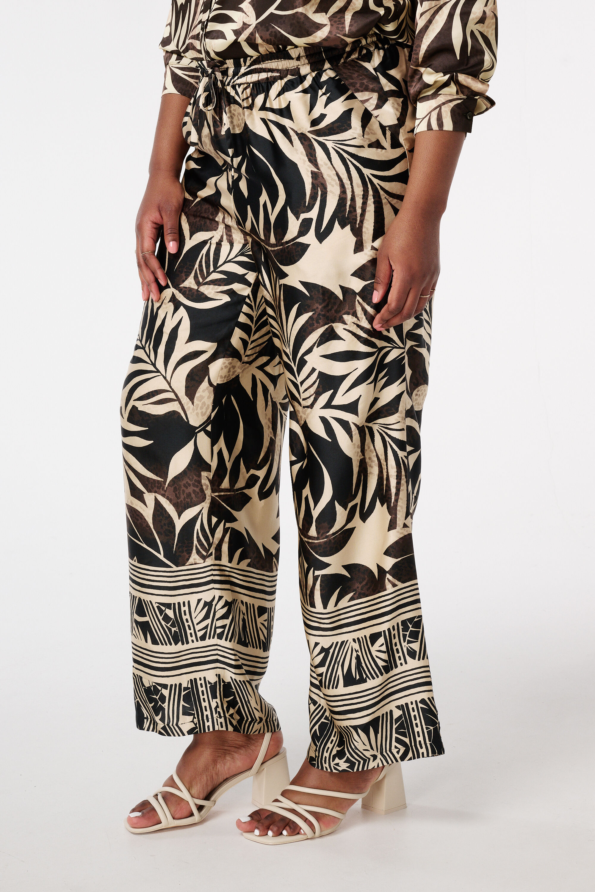 Pantalones con estampado image number 5