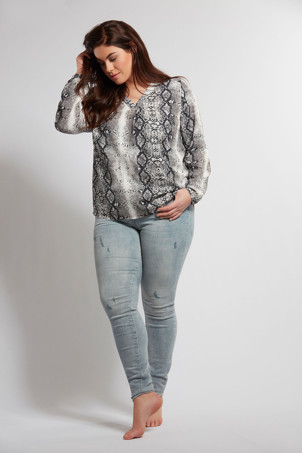 Blusa con estampado de serpiente image number 4