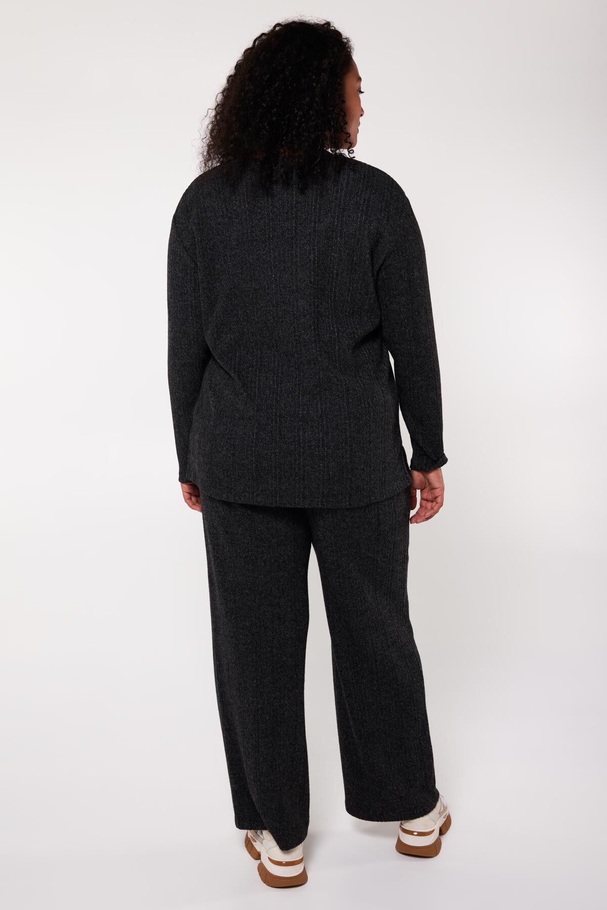 Top de corte recto con escote en V  image number 3