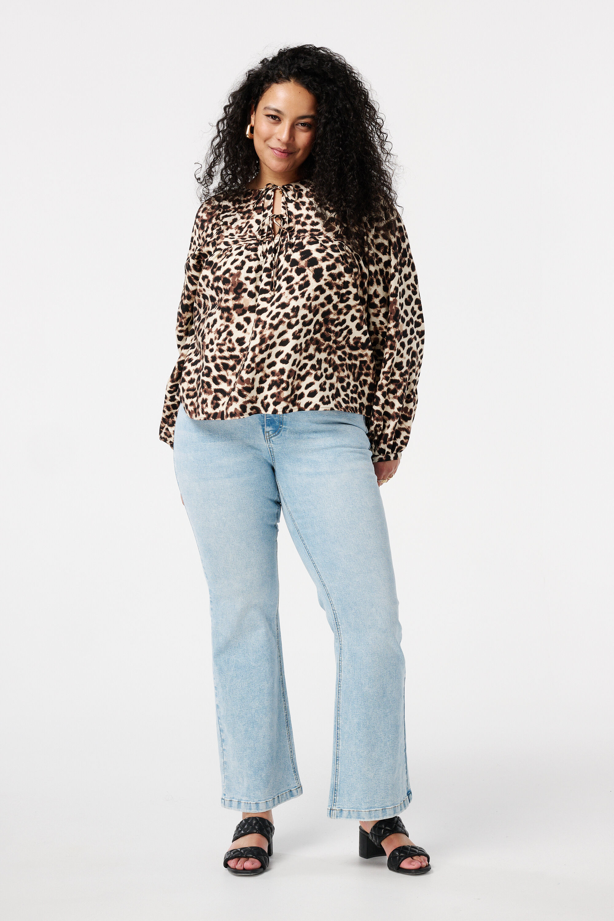 Blusa con lazo como detalle image number 5