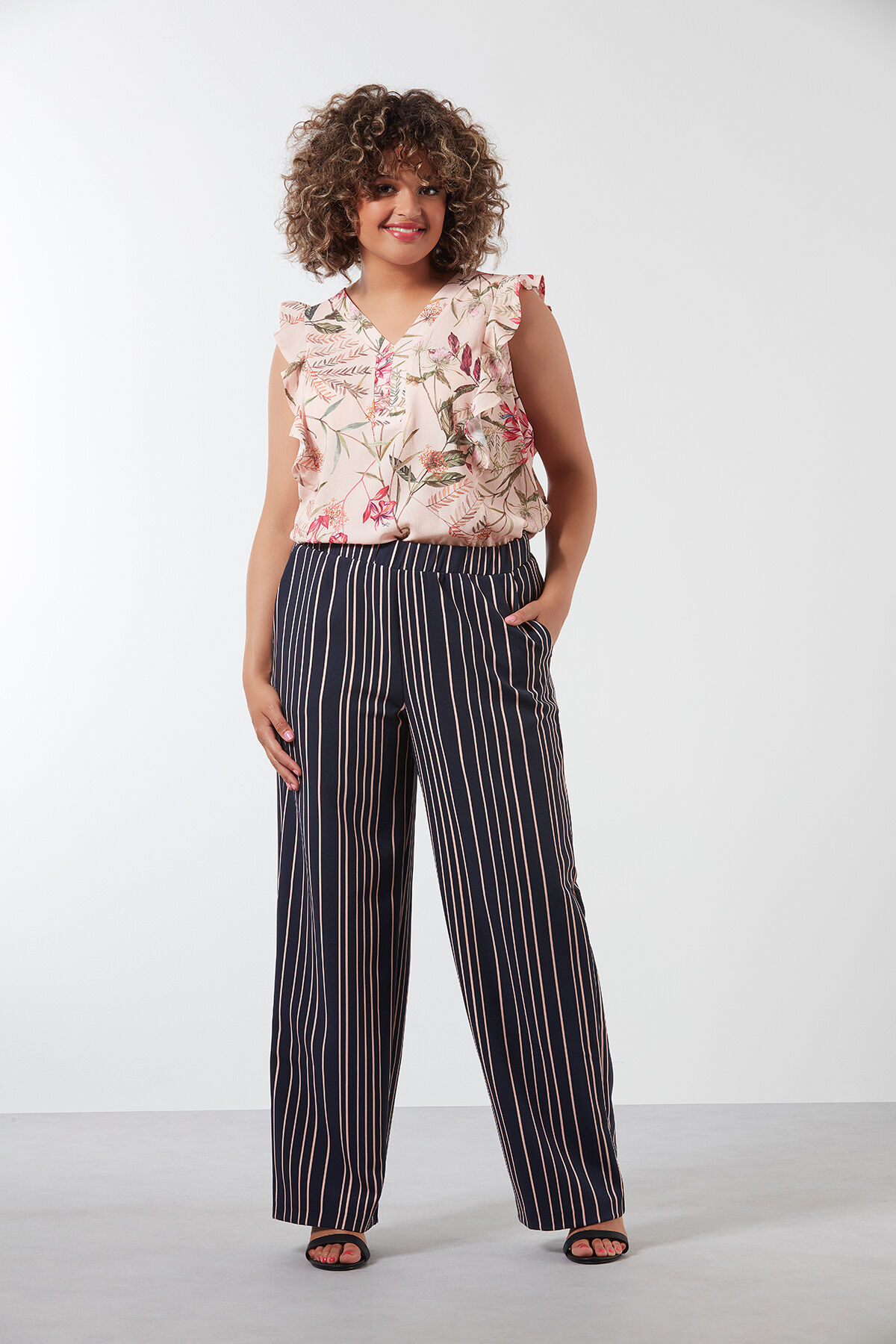 Pantalones anchos de rayas  image number 4