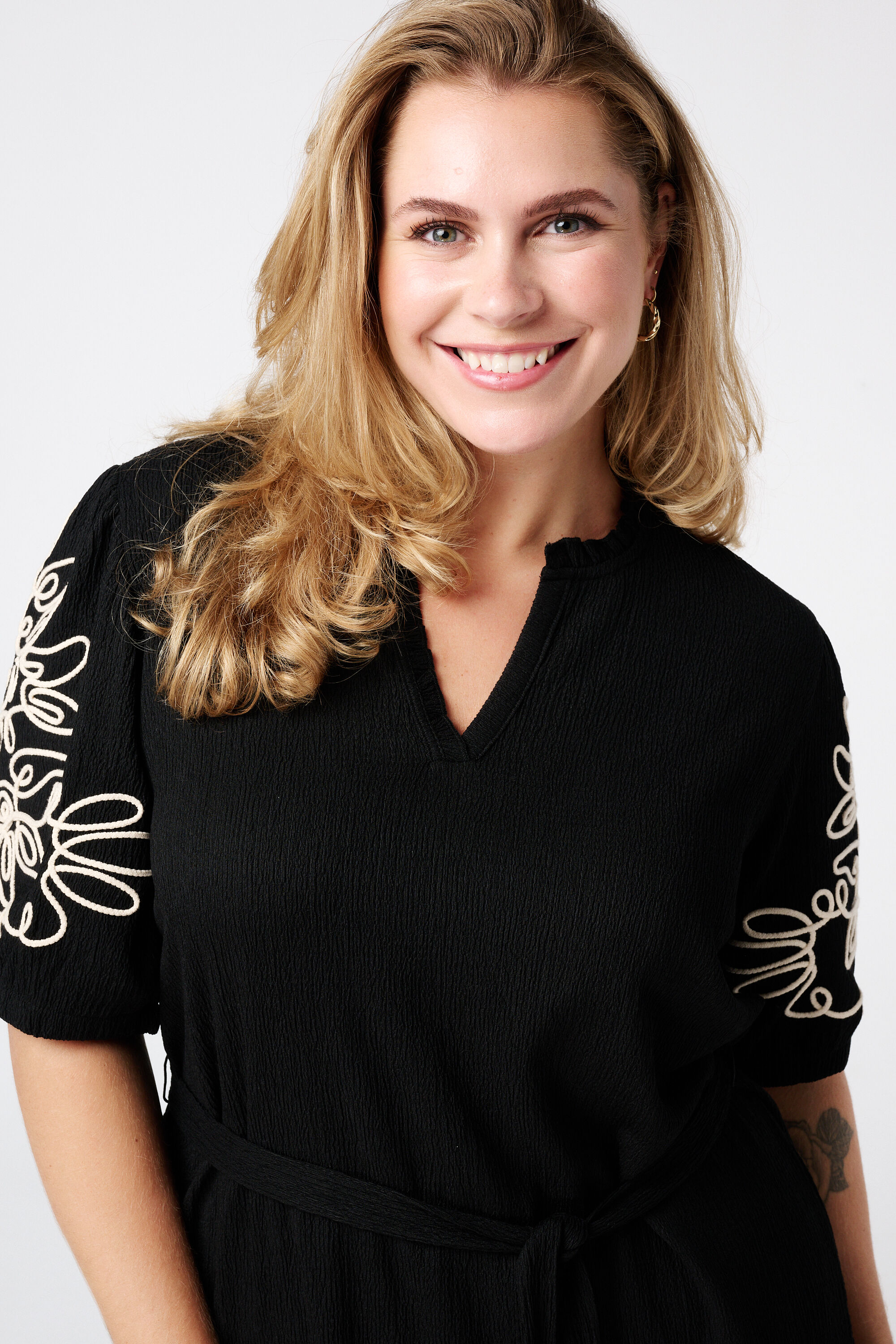 Vestido con detalles en las mangas image number 4