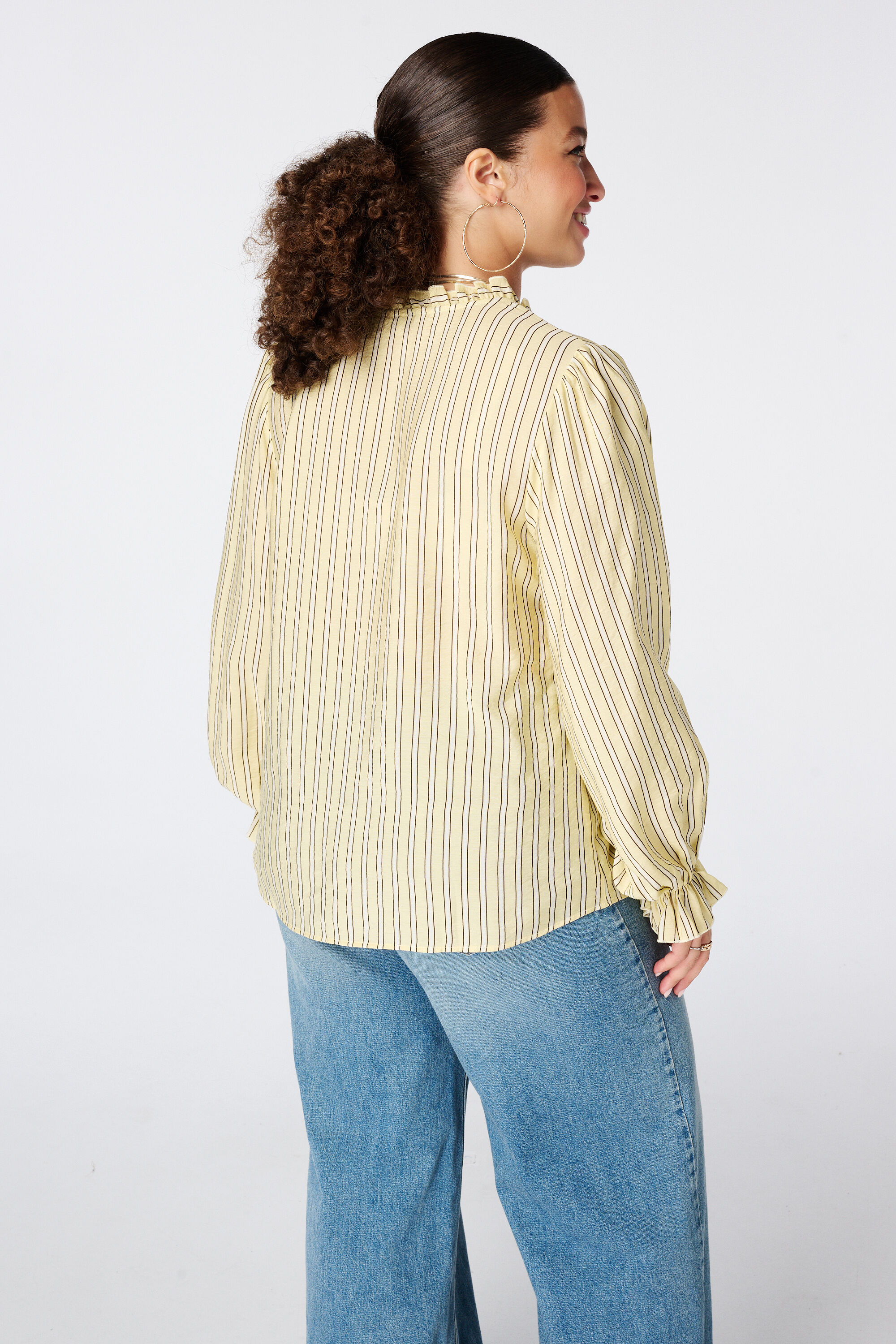 Blusa con volantes image number 3