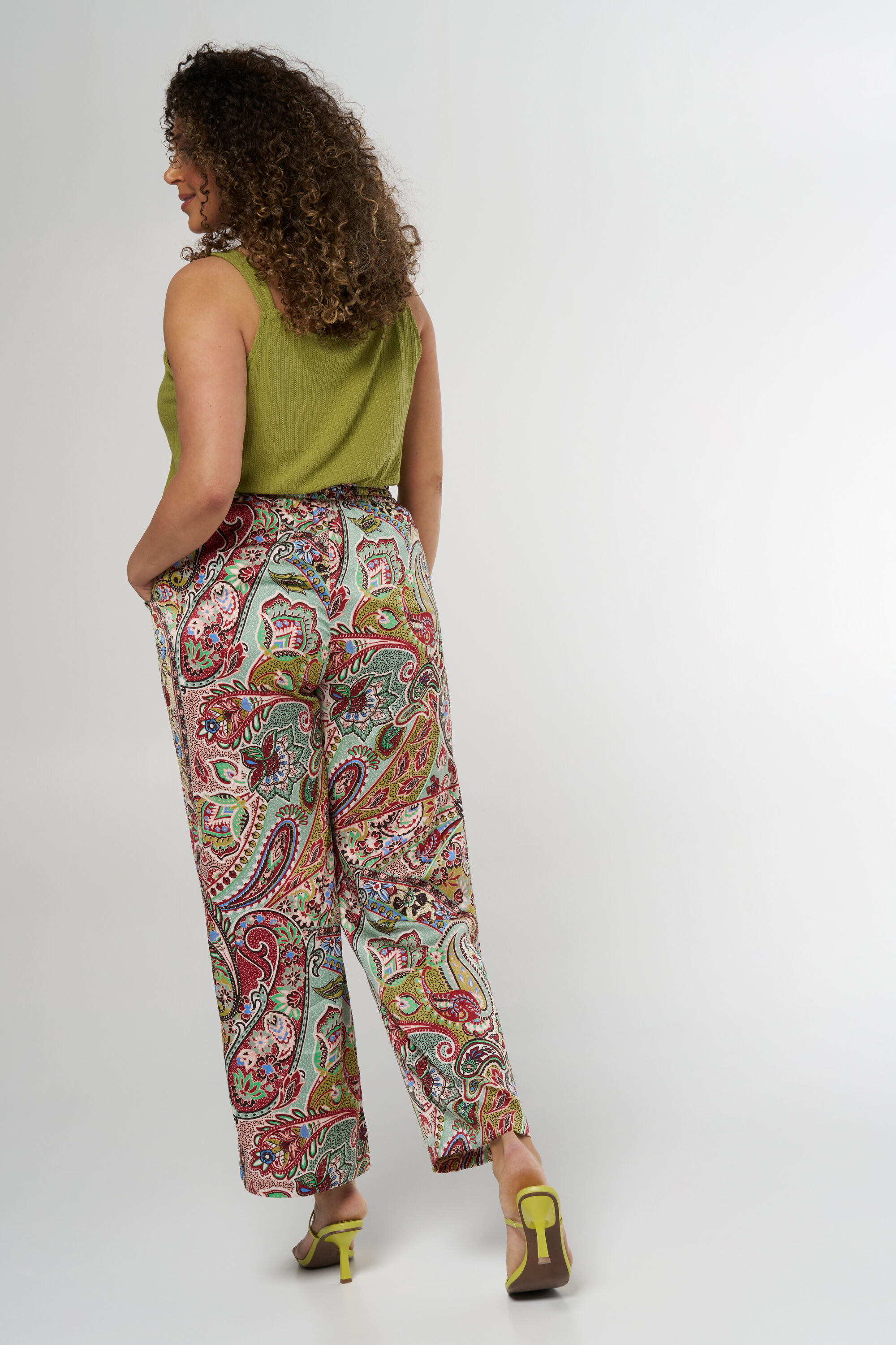 Pantalones holgados con estampado image number 3