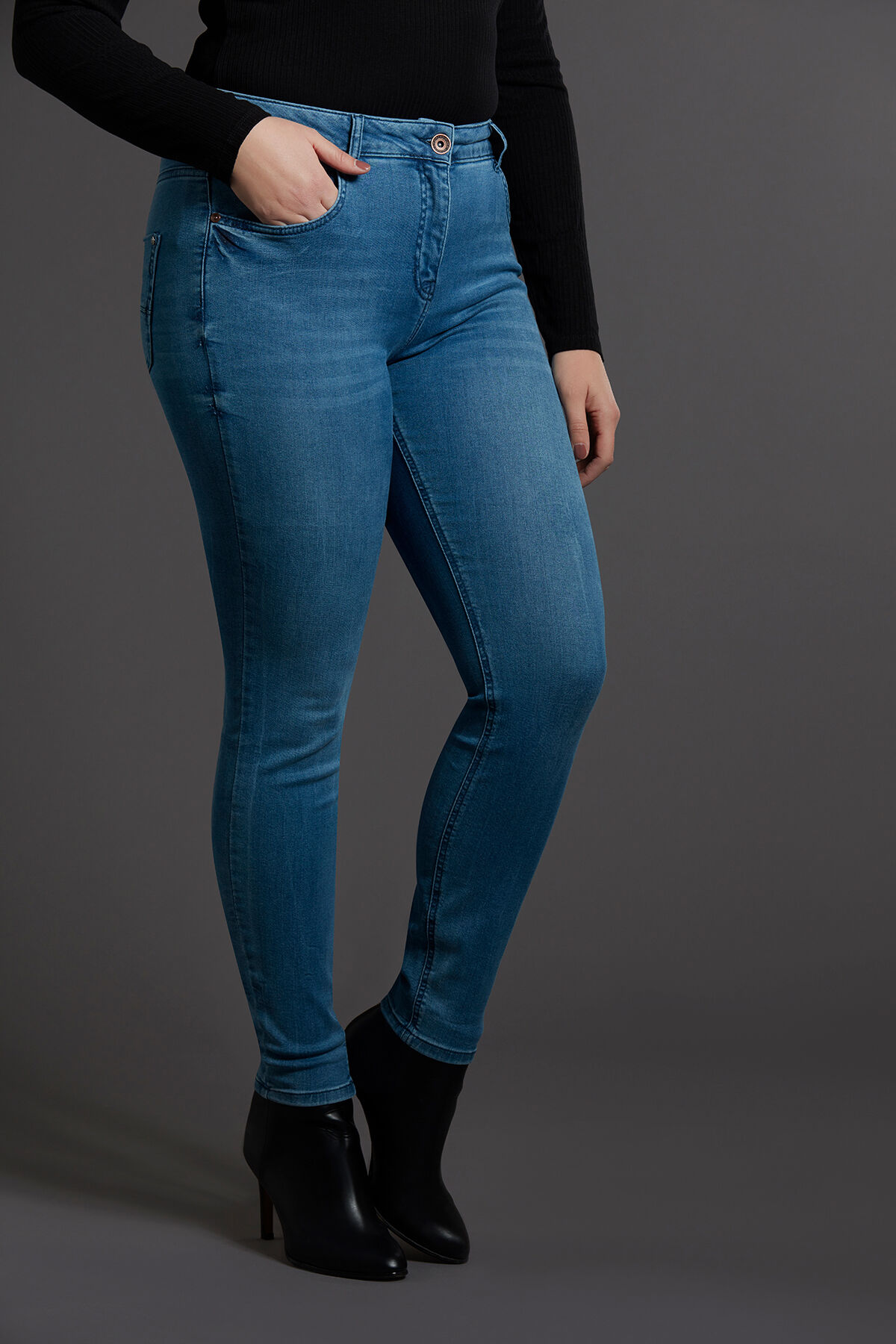 Vaqueros Magic Simplicity SHAPES image number 4