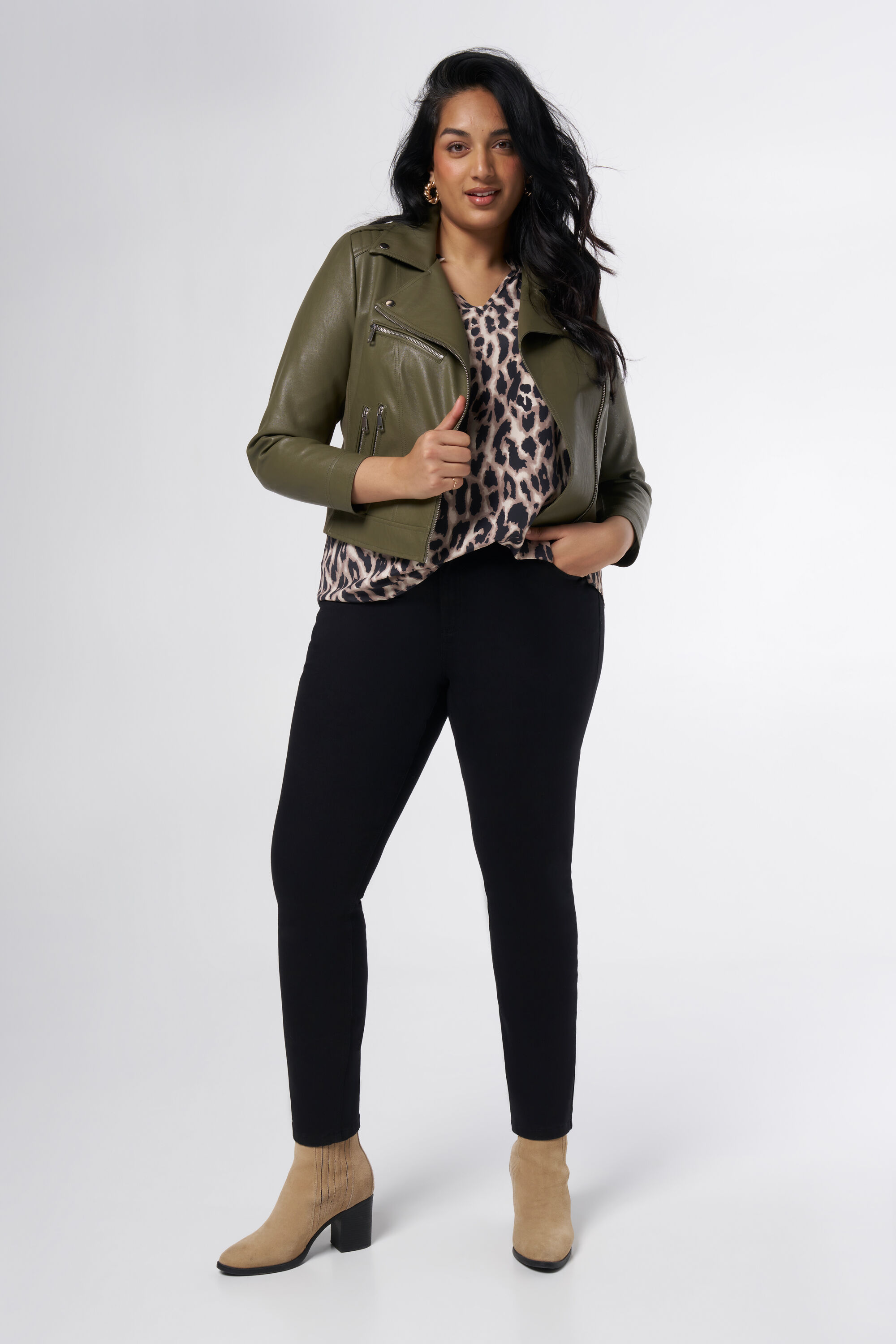 Chaqueta tipo cuero con detalles plateados image number 5