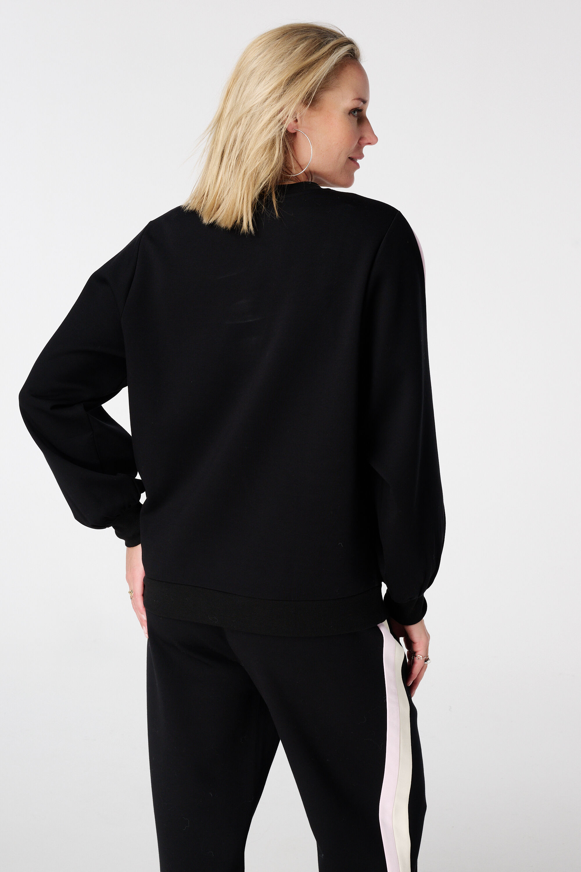 Su&eacute;ter con mangas globo y rayas deportivas image number 3