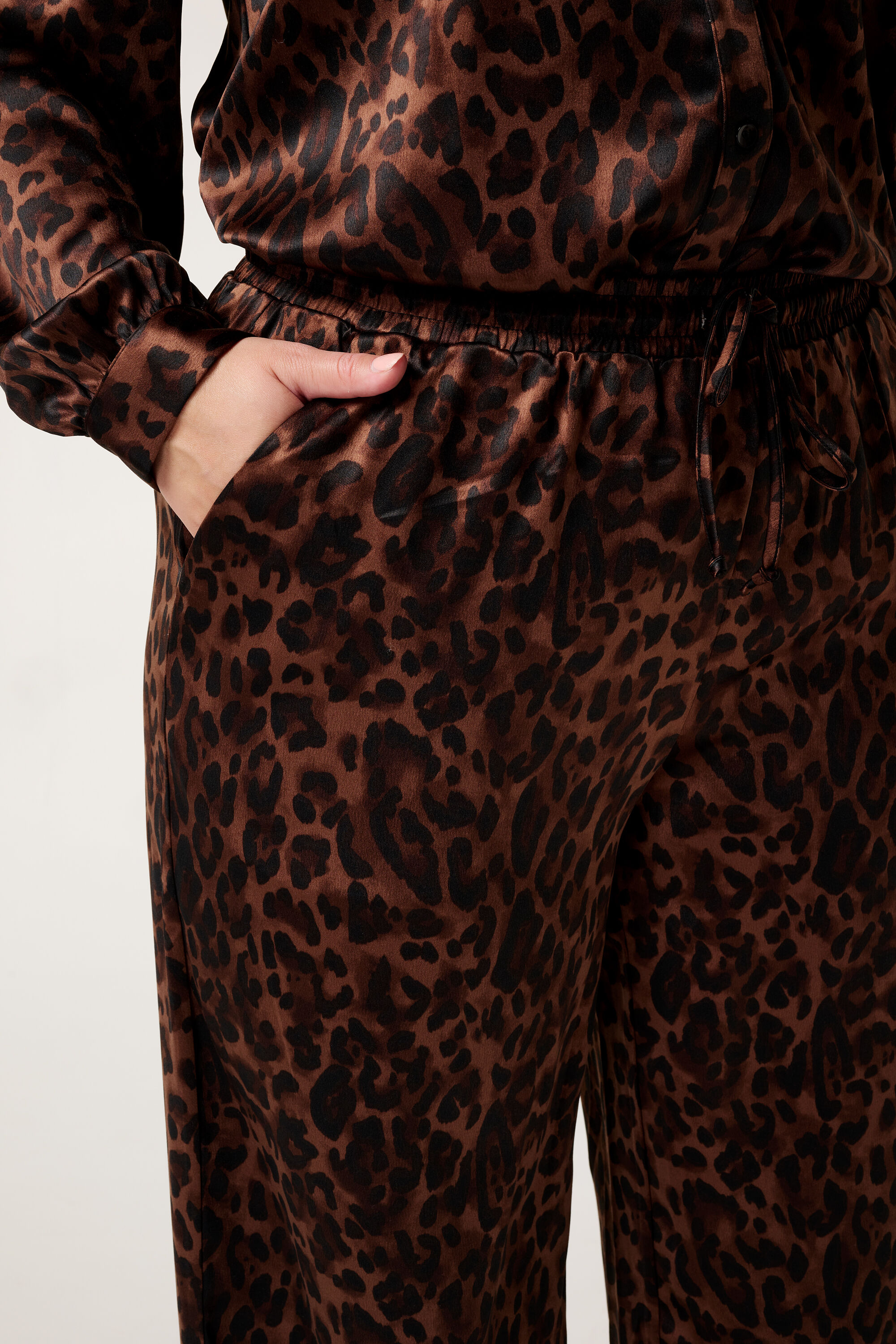 Pantalones con estampado leopardo con cord&oacute;n image number 4