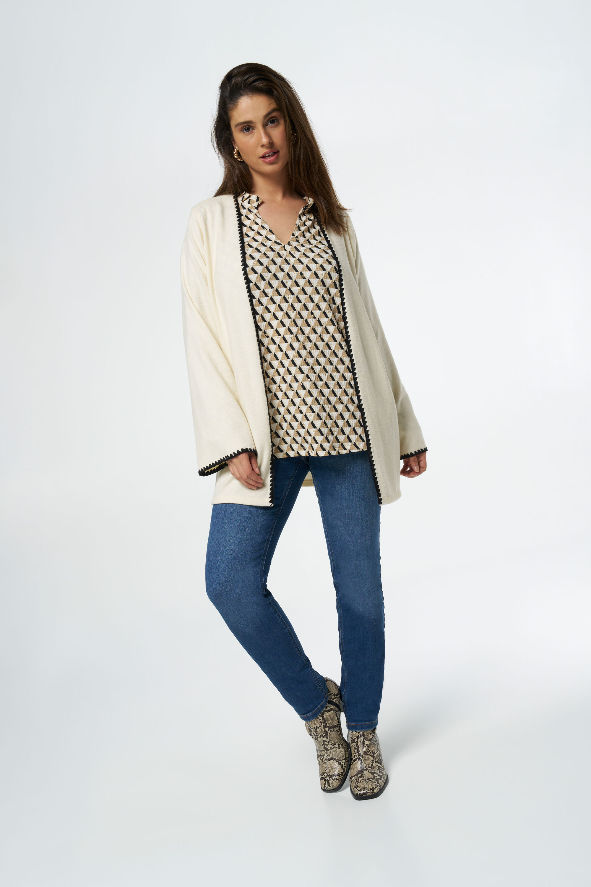 C&aacute;rdigan con raya que contrasta image number 5