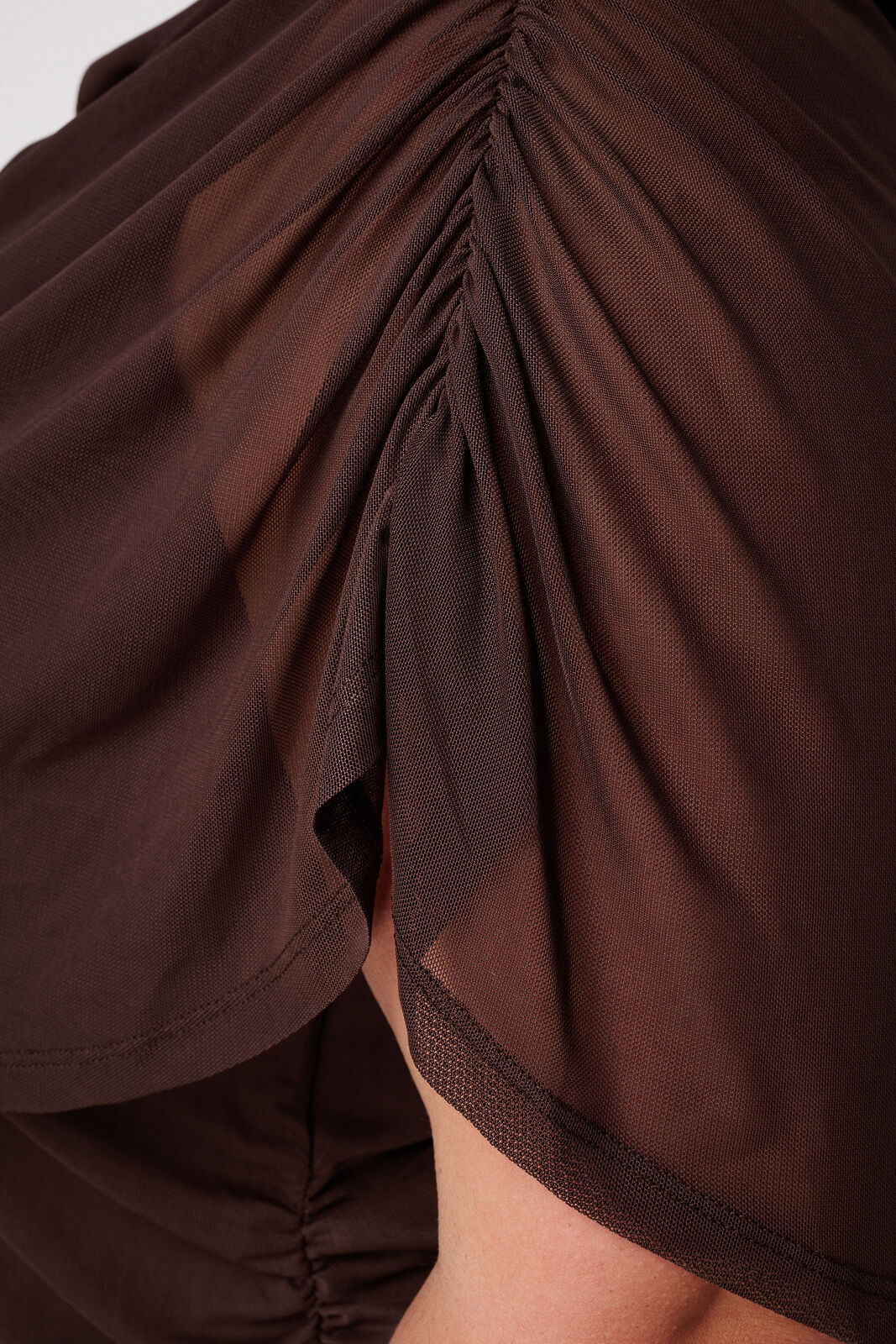 Top de malla con mangas drapeadas image number 6