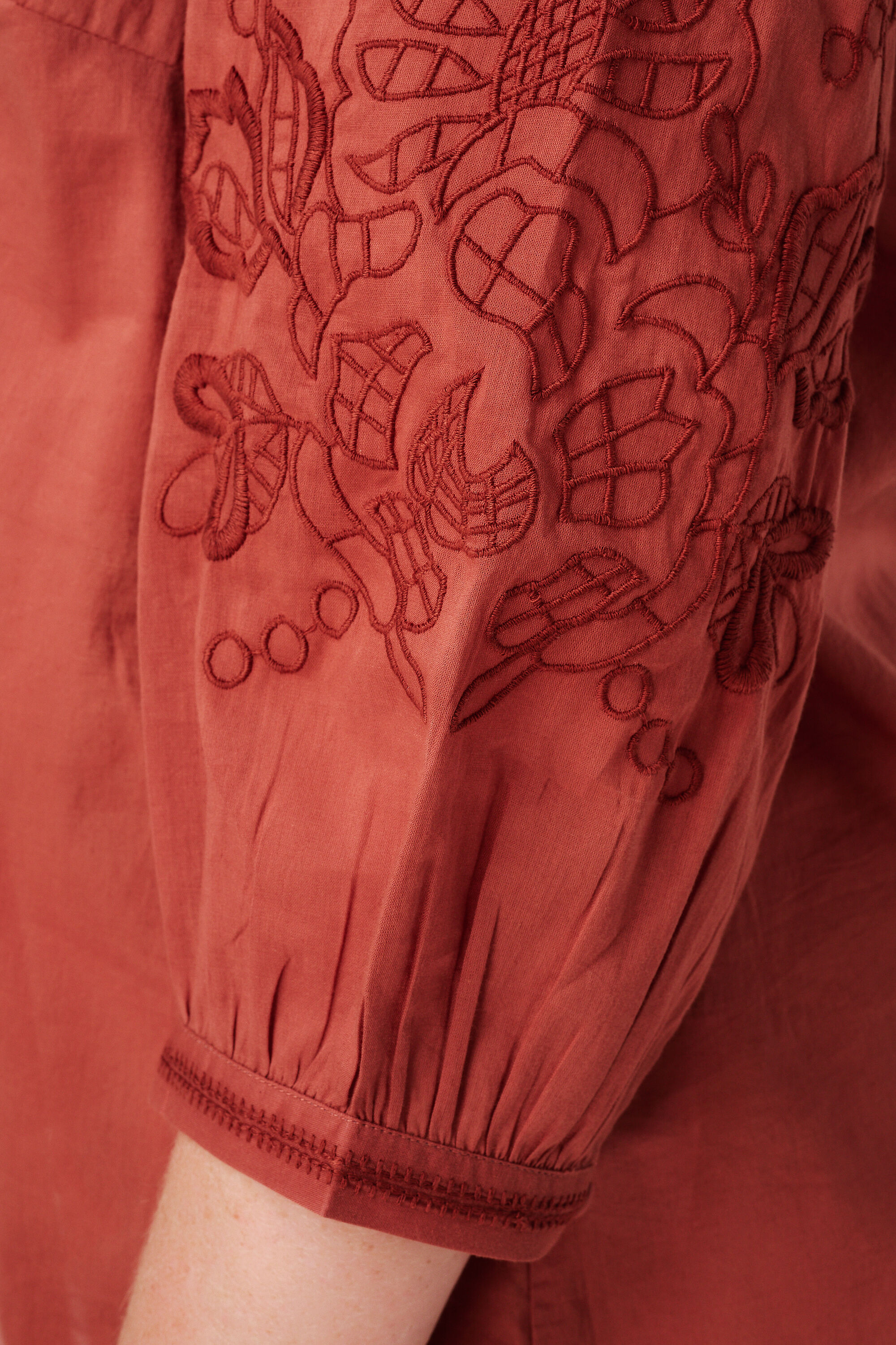 Blusa con bordado image number 6