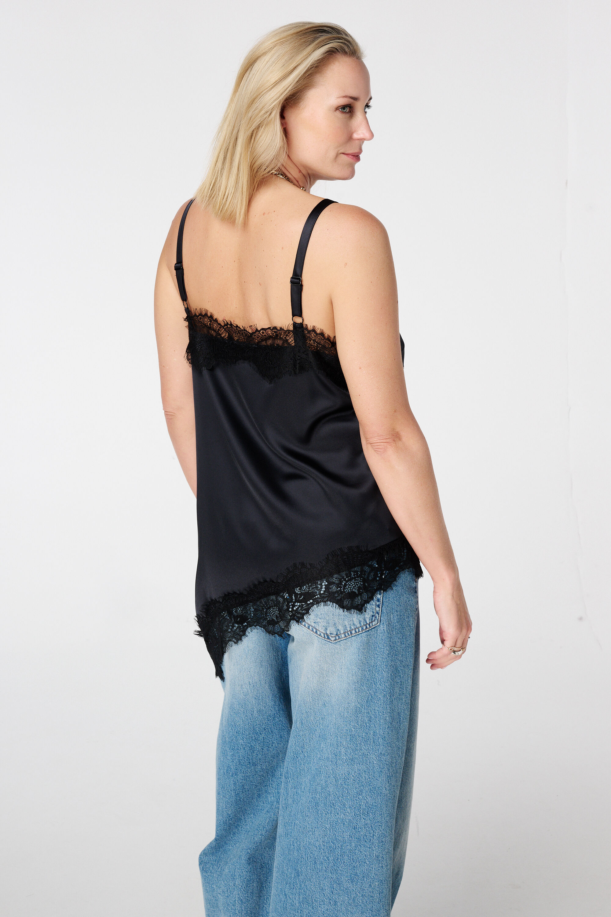 Top asim&eacute;trico con encaje image number 3