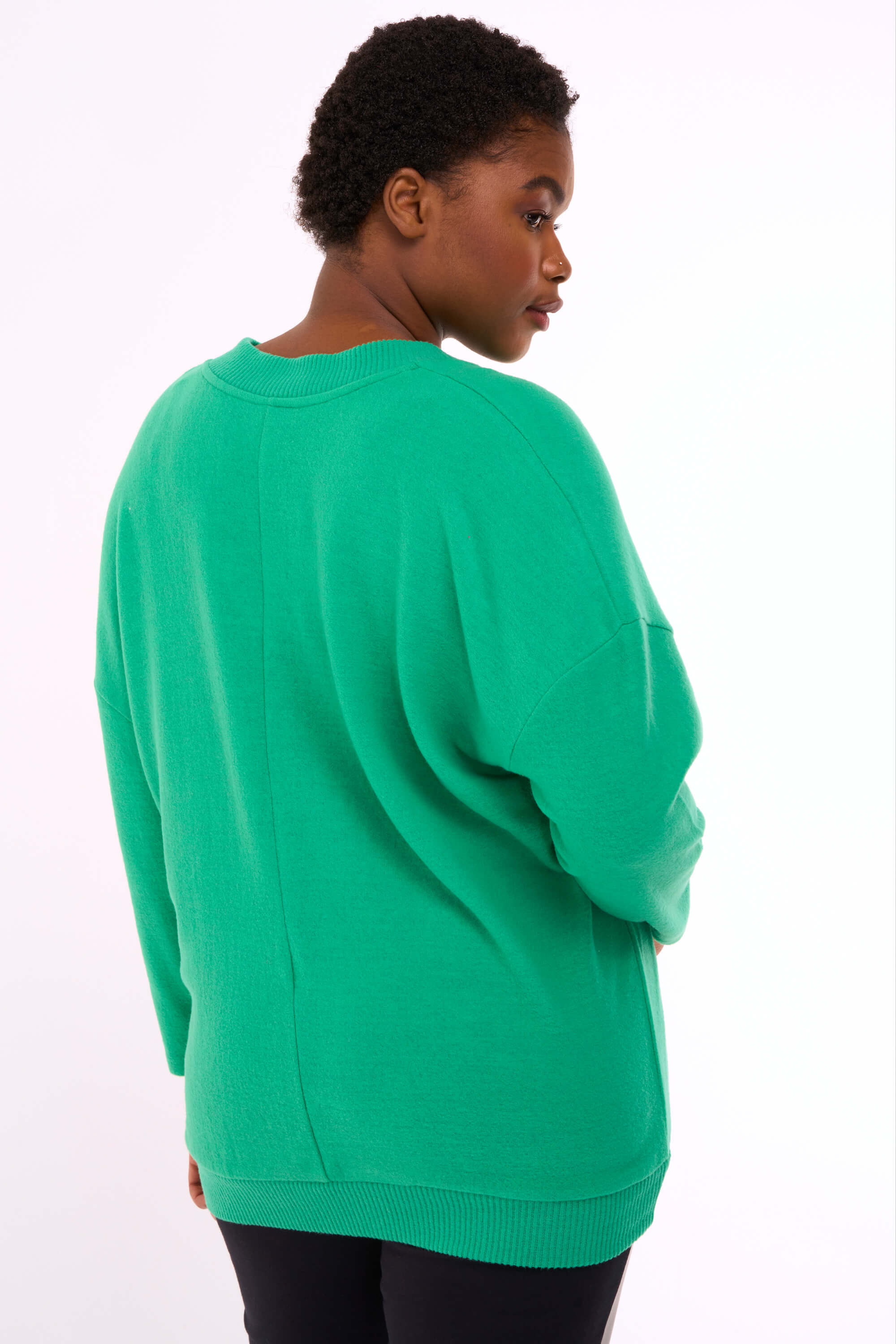 Su&eacute;ter con cuello en V  image number 3