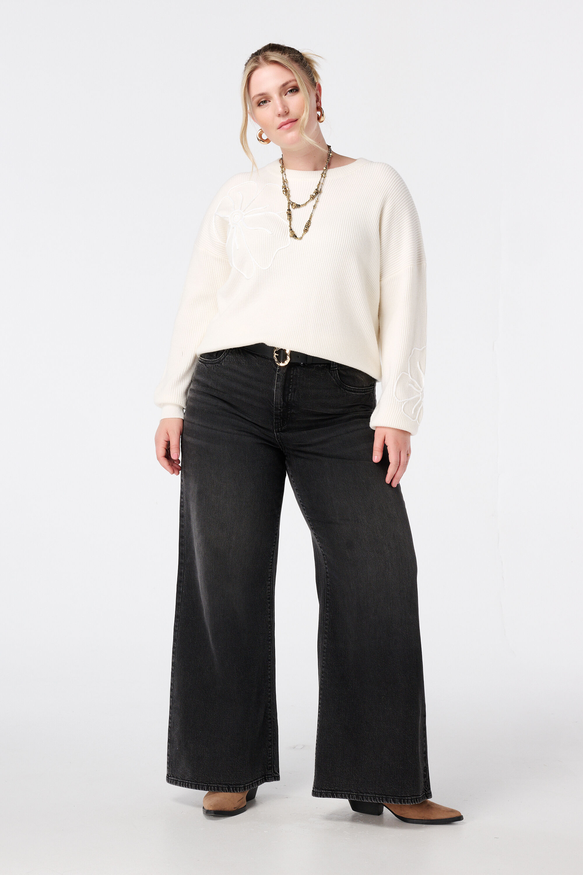 Jersey con flores bordadas image number 5