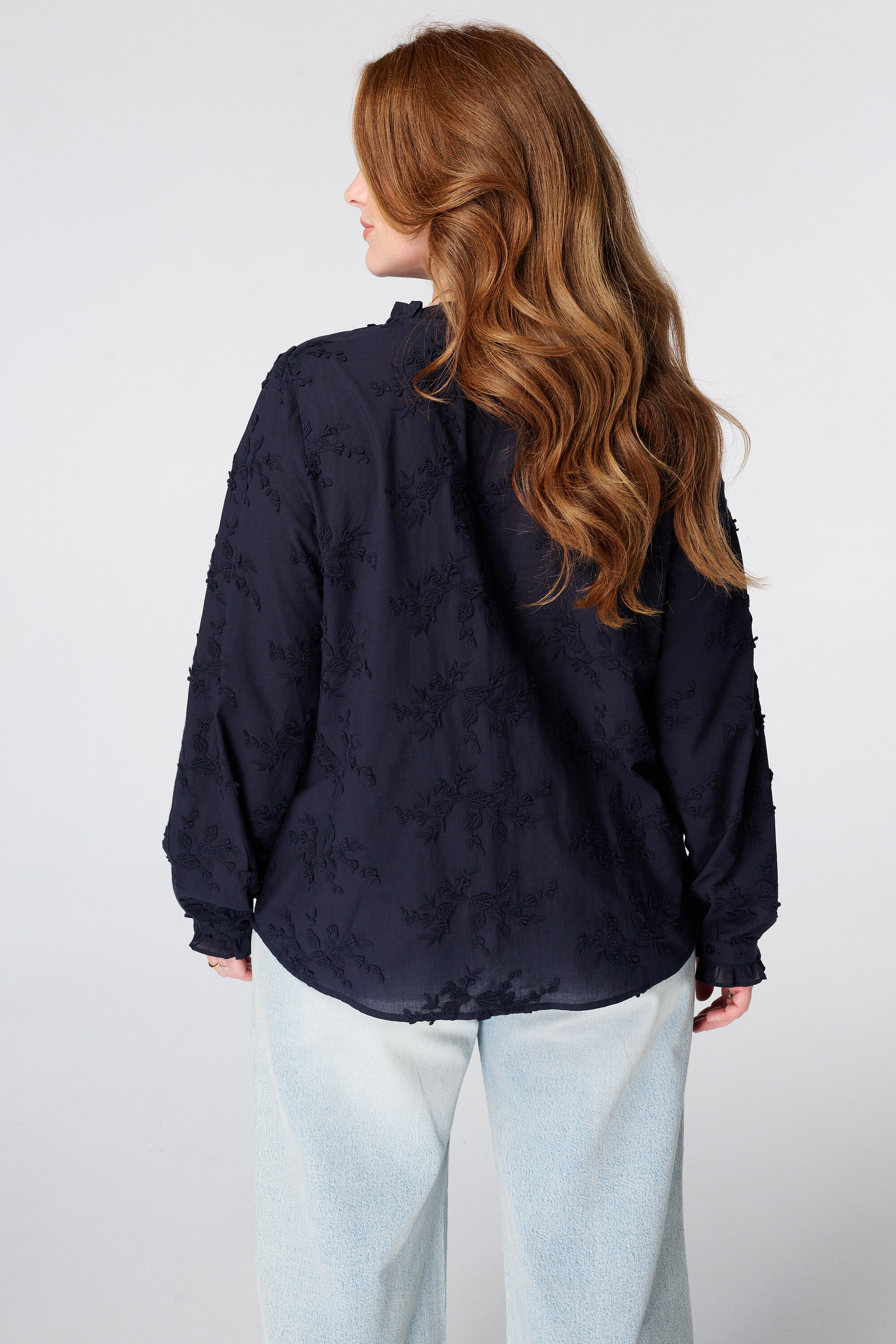 Blusa con bordados image number 3