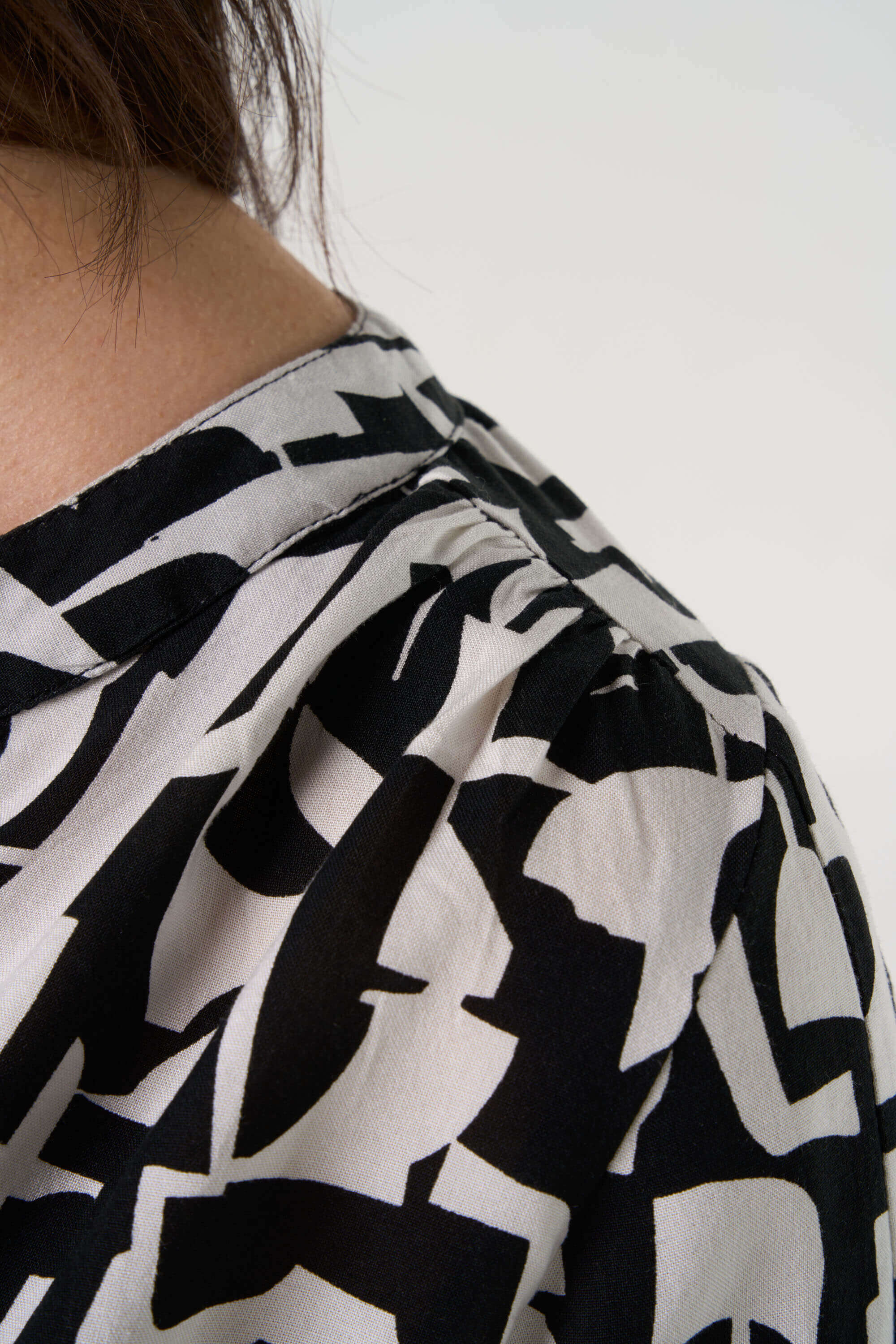 Blusa con estampado gr&aacute;fico image number 5