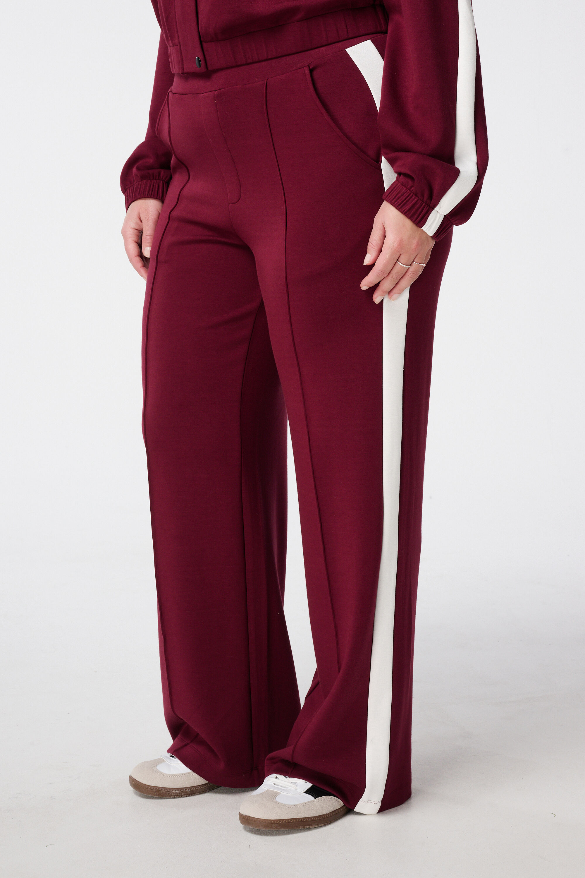 Pantalones deportivos image number 5