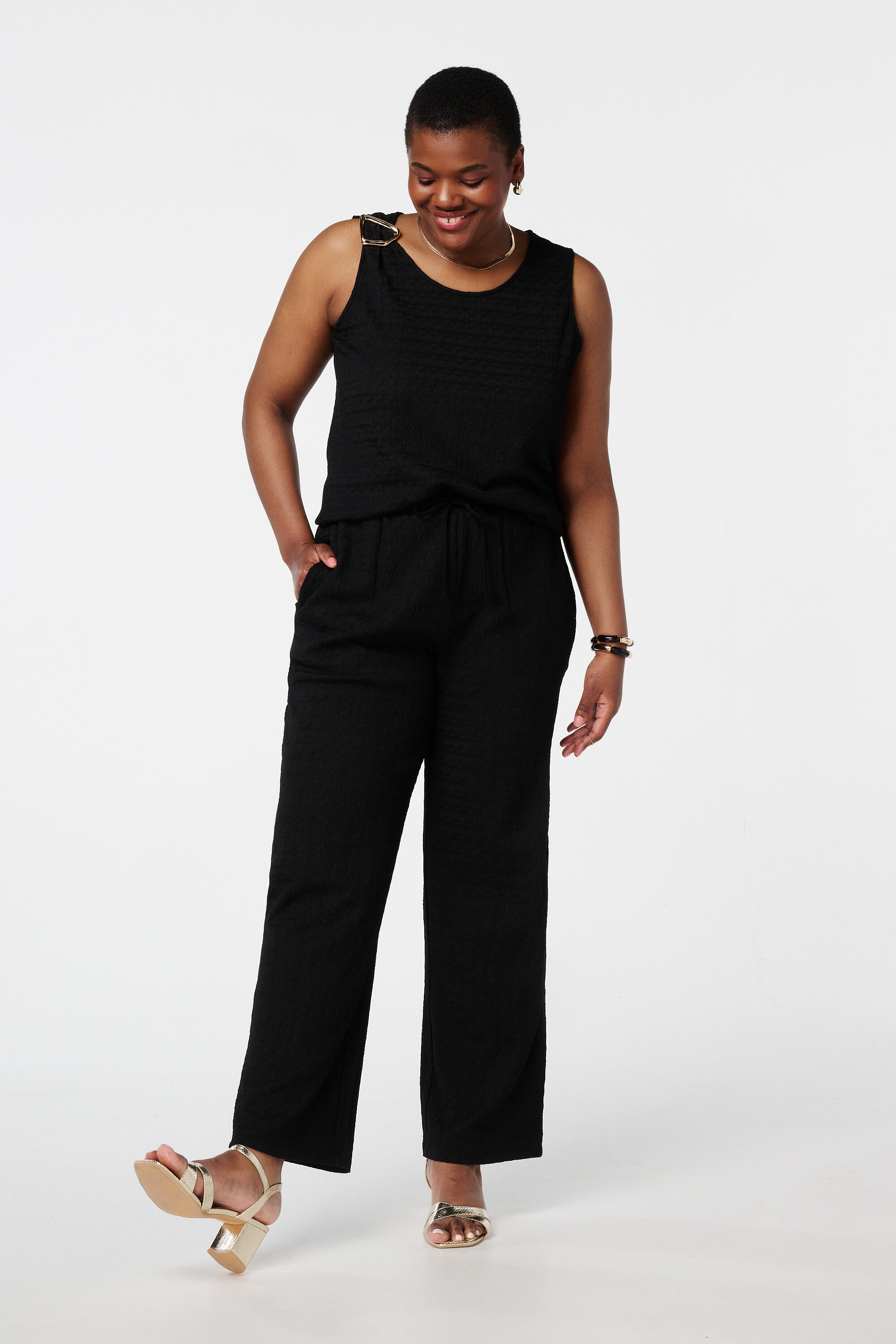 Top negro con hebilla decorativa y tejido texturizado image number 5