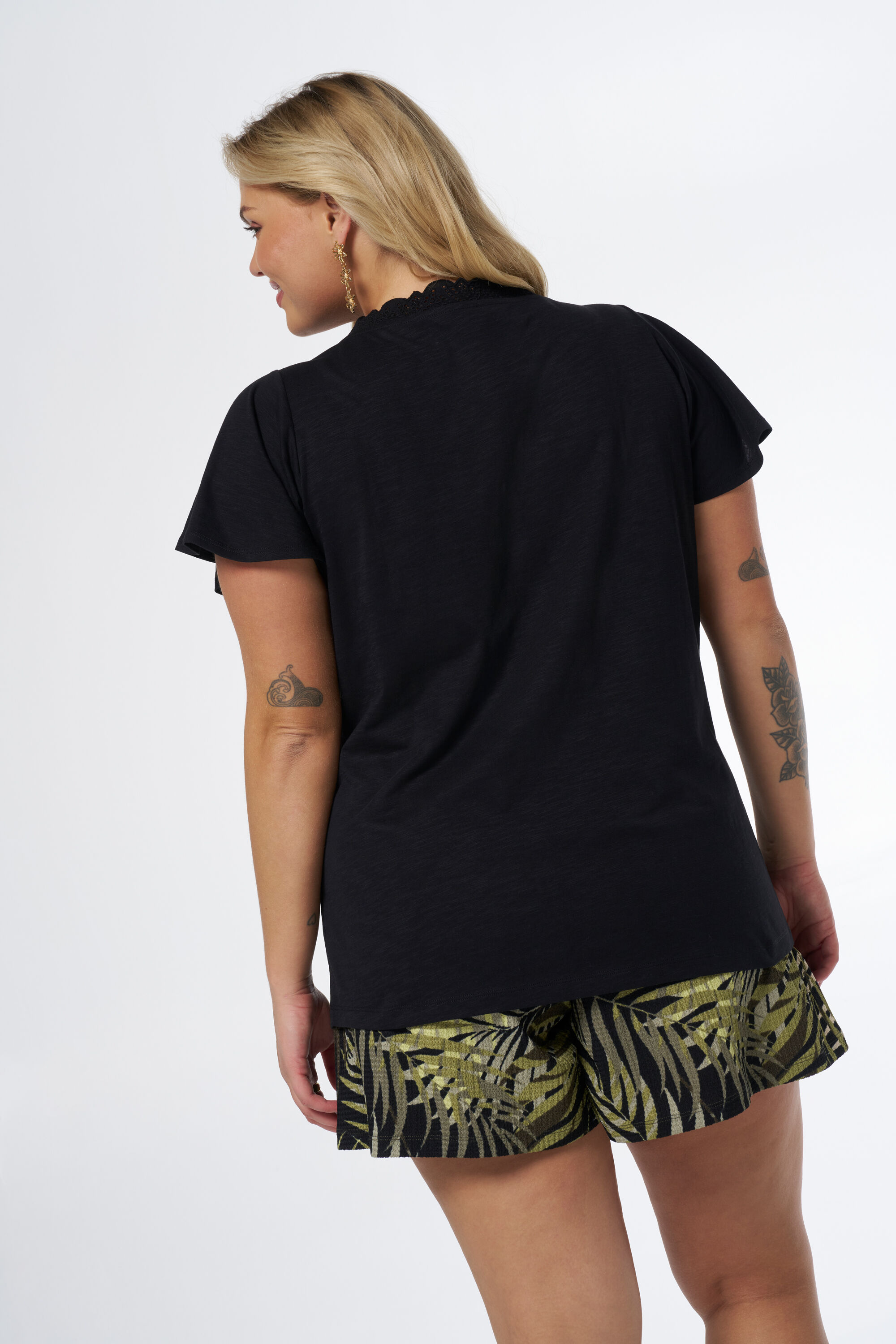 Camiseta con detalles bordados image number 3